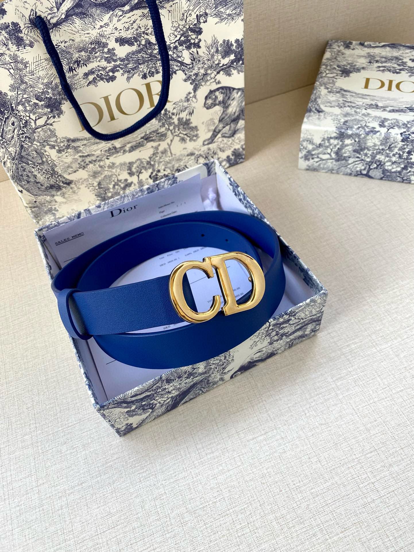  宽度3.0cm Dior（迪奧）爆款平面無線帶身/Saddle两面头层牛皮皮带。
光亮金属“CD”标志