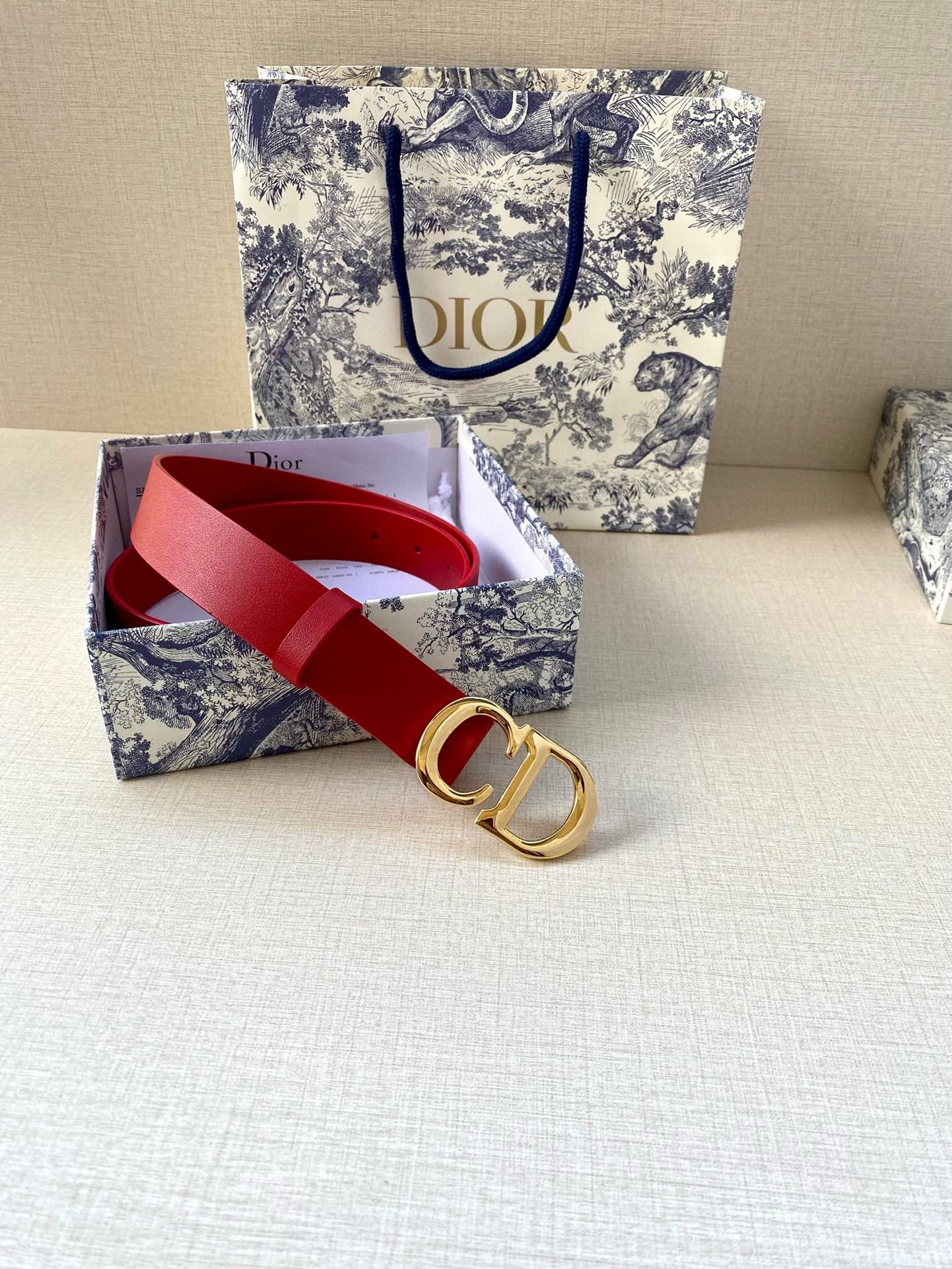  宽度3.0cm Dior（迪奧）爆款平面無線帶身/Saddle两面头层牛皮皮带。
光亮金属“CD”标志