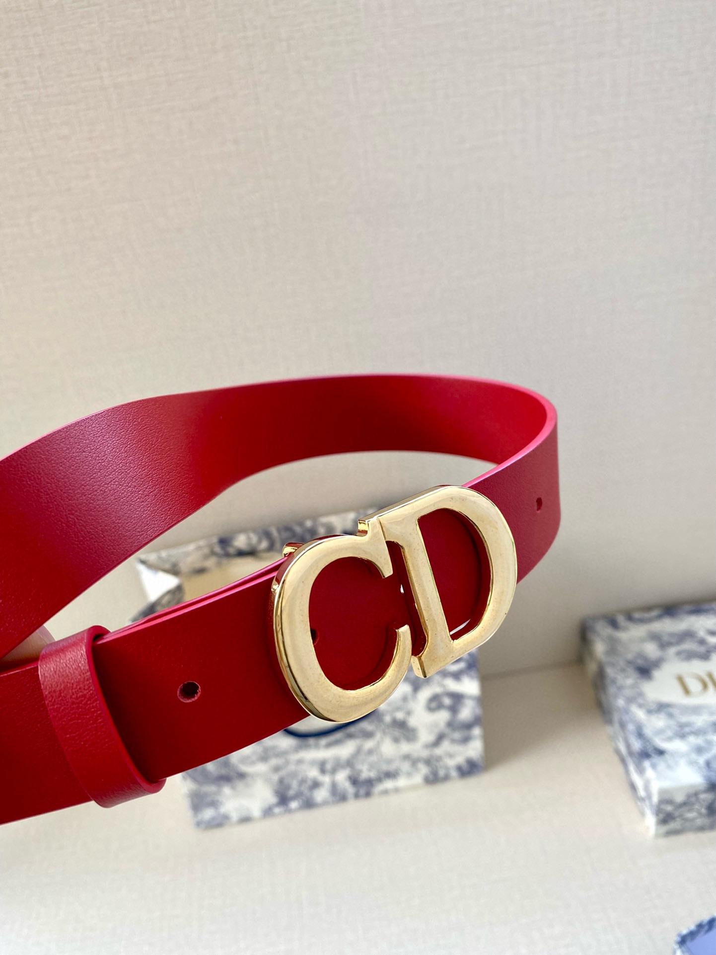  宽度3.0cm Dior（迪奧）爆款平面無線帶身/Saddle两面头层牛皮皮带。
光亮金属“CD”标志