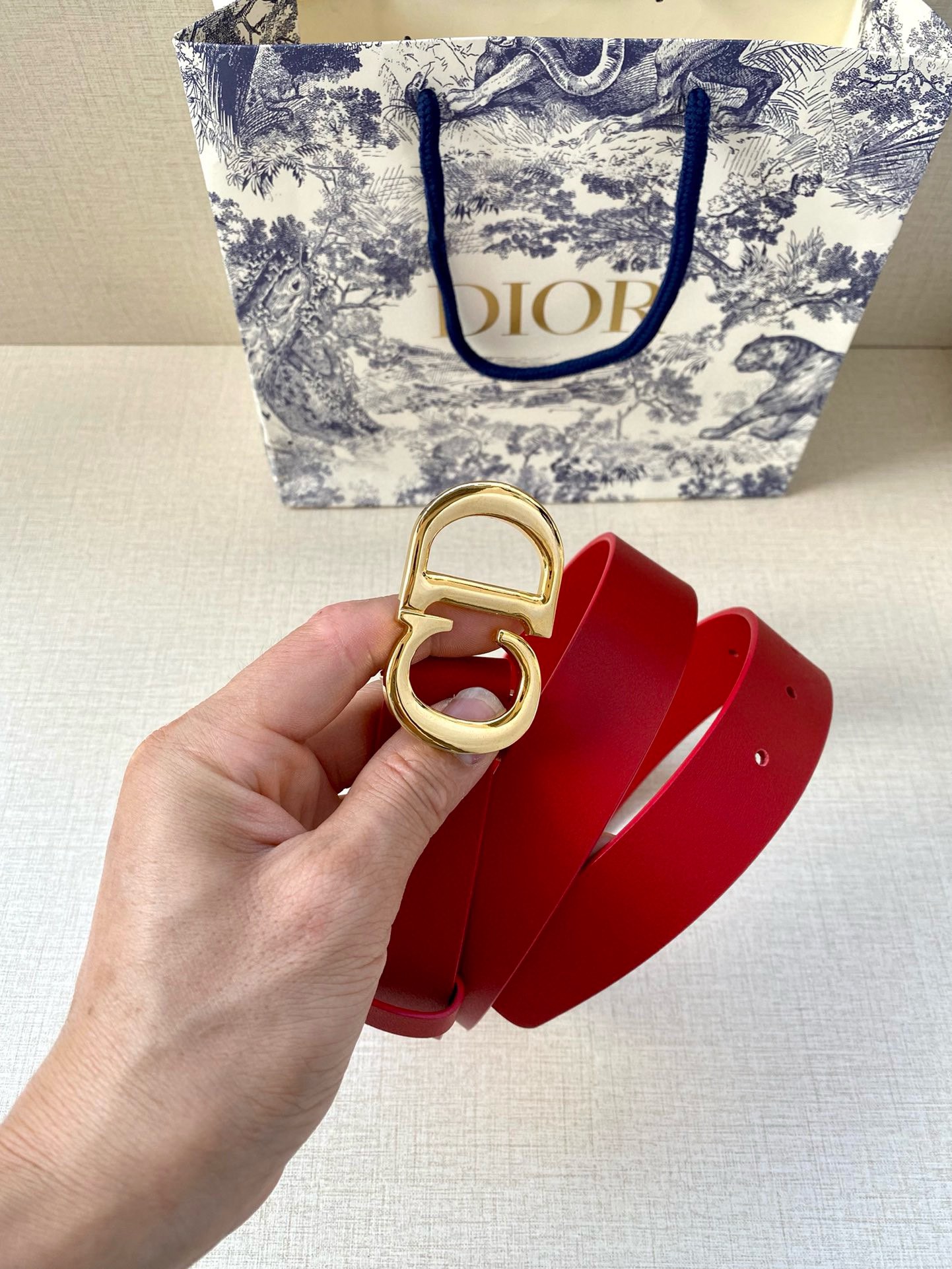  宽度3.0cm Dior（迪奧）爆款平面無線帶身/Saddle两面头层牛皮皮带。
光亮金属“CD”标志
