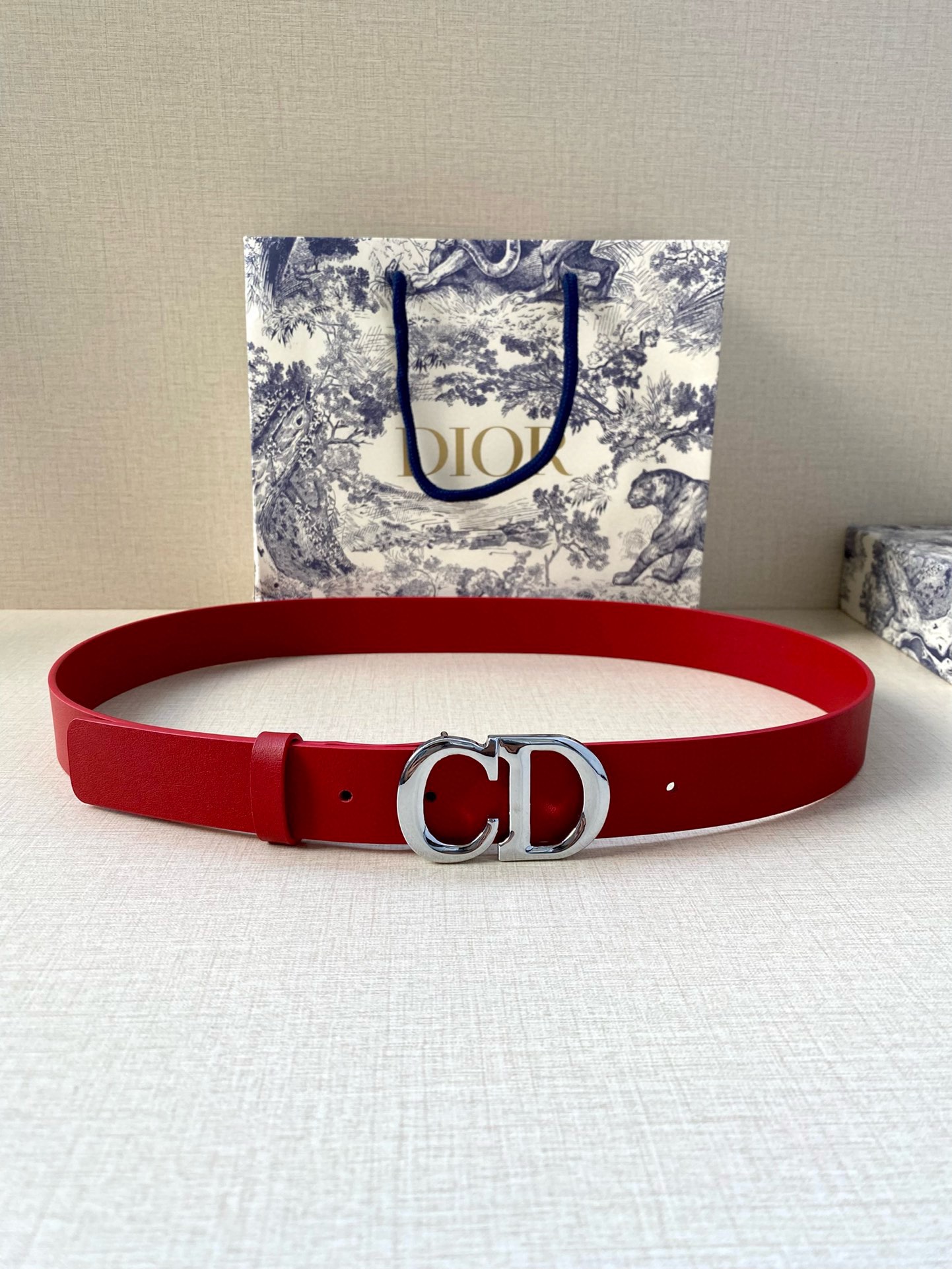  宽度3.0cm Dior（迪奧）爆款平面無線帶身/Saddle两面头层牛皮皮带。
光亮金属“CD”标志