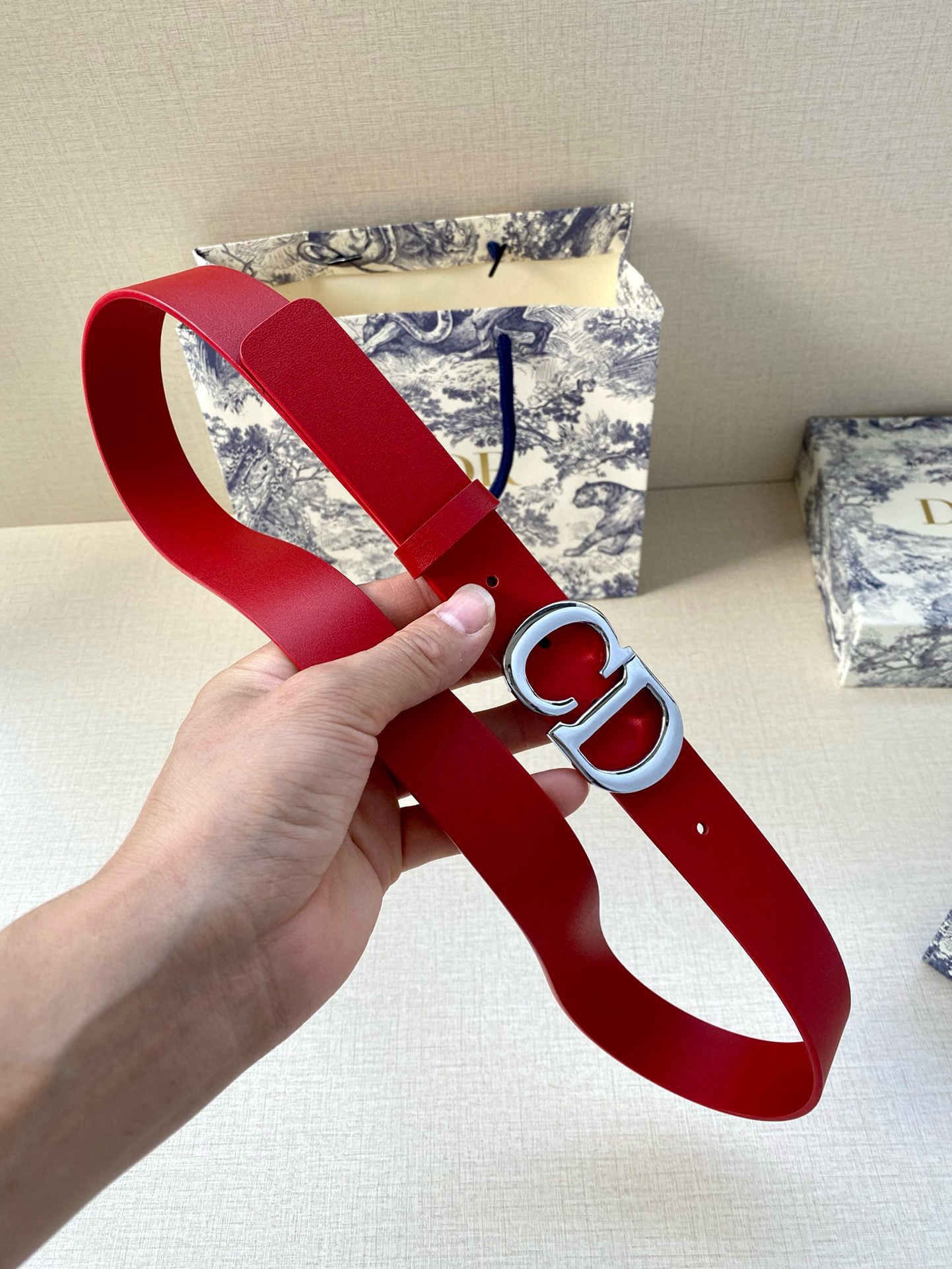  宽度3.0cm Dior（迪奧）爆款平面無線帶身/Saddle两面头层牛皮皮带。
光亮金属“CD”标志
