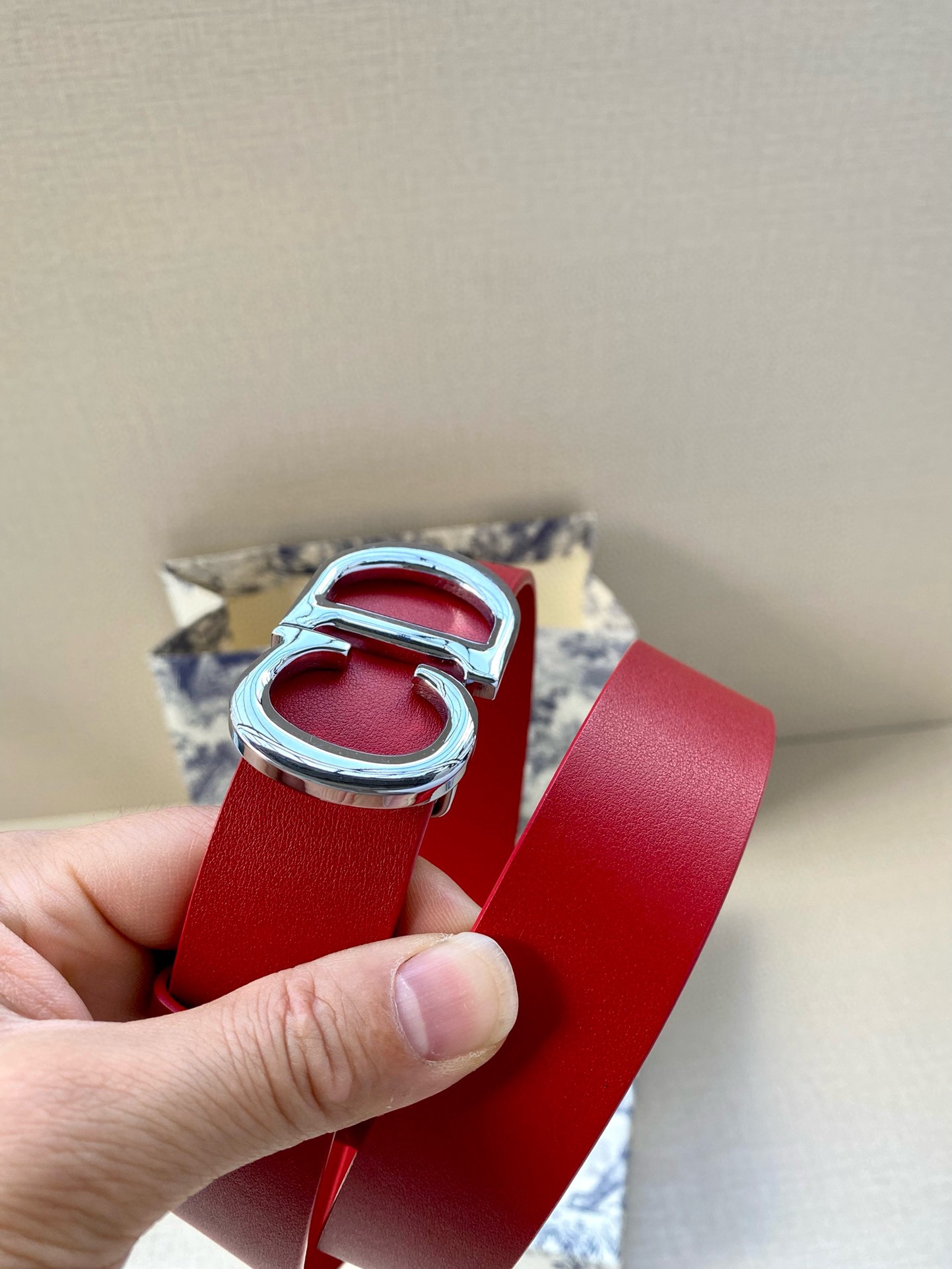  宽度3.0cm Dior（迪奧）爆款平面無線帶身/Saddle两面头层牛皮皮带。
光亮金属“CD”标志