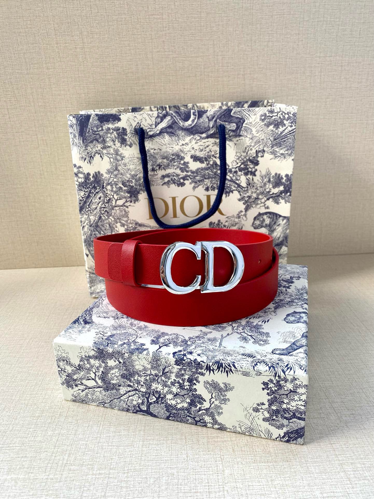  宽度3.0cm Dior（迪奧）爆款平面無線帶身/Saddle两面头层牛皮皮带。
光亮金属“CD”标志