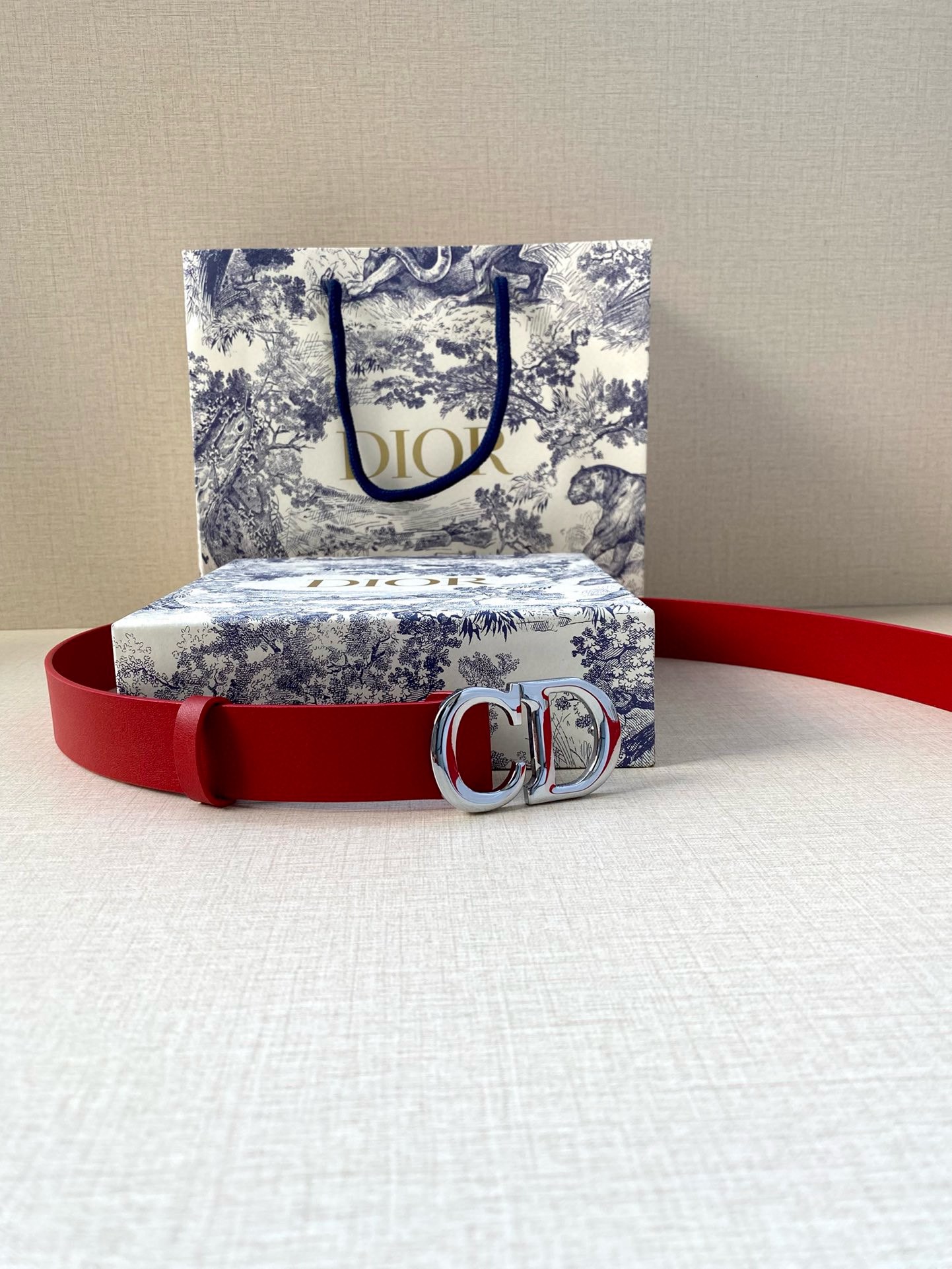  宽度3.0cm Dior（迪奧）爆款平面無線帶身/Saddle两面头层牛皮皮带。
光亮金属“CD”标志
