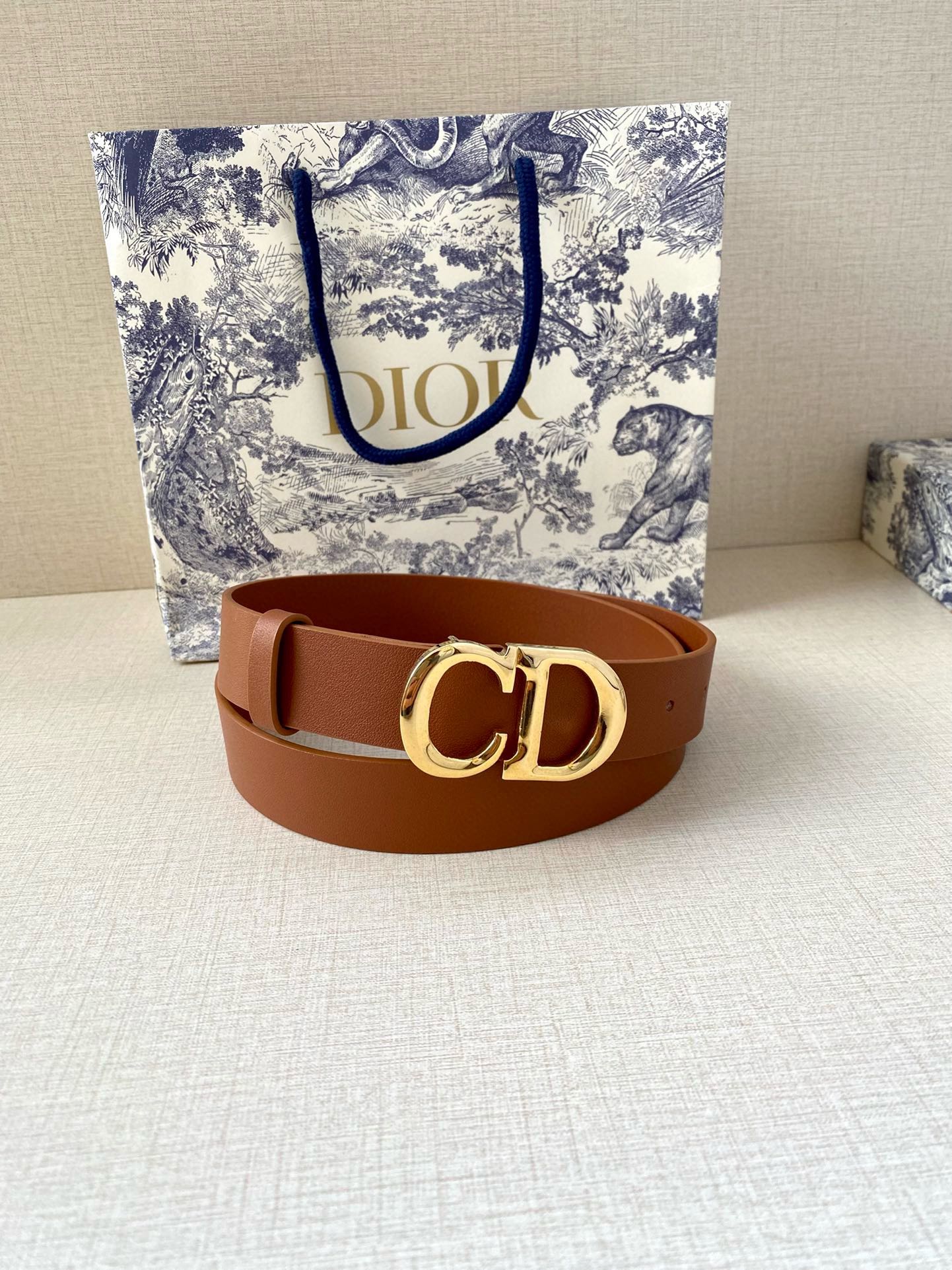  宽度3.0cm Dior（迪奧）爆款平面無線帶身/Saddle两面头层牛皮皮带。
光亮金属“CD”标志