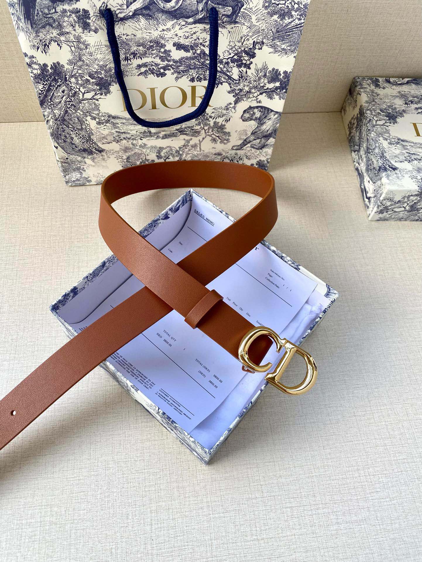  宽度3.0cm Dior（迪奧）爆款平面無線帶身/Saddle两面头层牛皮皮带。
光亮金属“CD”标志