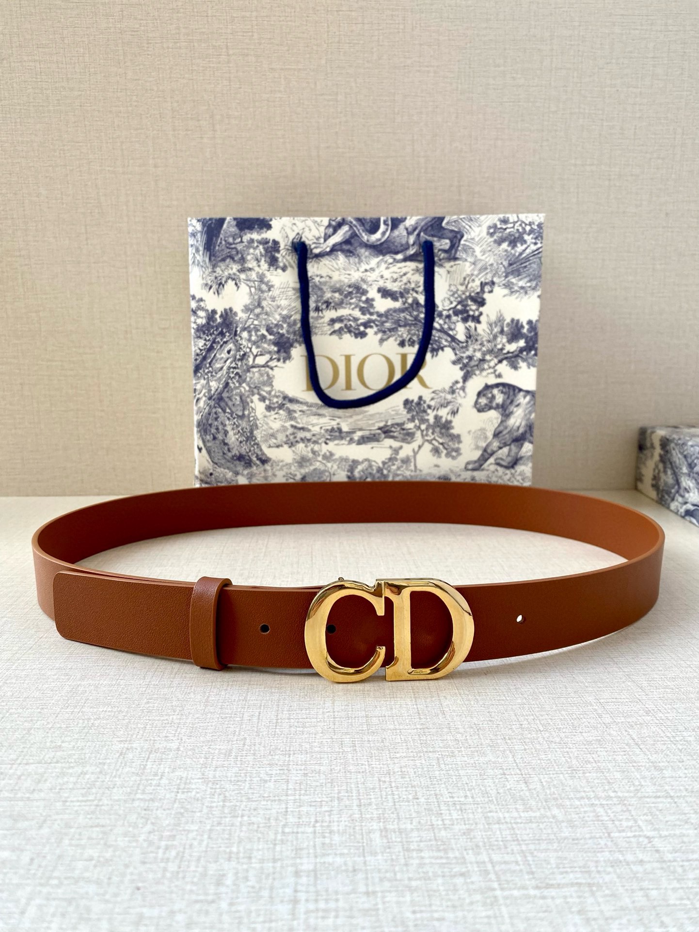  宽度3.0cm Dior（迪奧）爆款平面無線帶身/Saddle两面头层牛皮皮带。
光亮金属“CD”标志