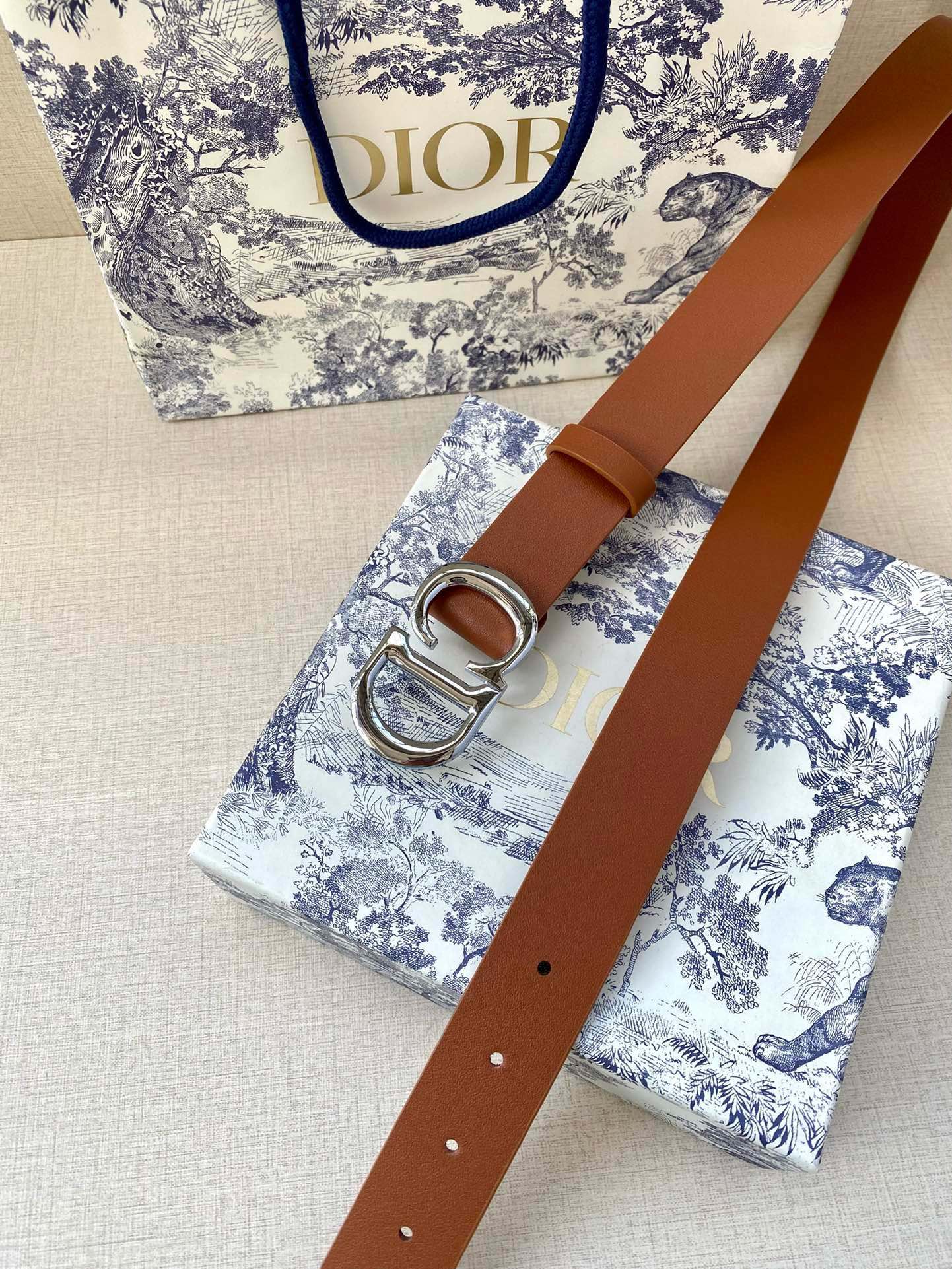  宽度3.0cm Dior（迪奧）爆款平面無線帶身/Saddle两面头层牛皮皮带。
光亮金属“CD”标志