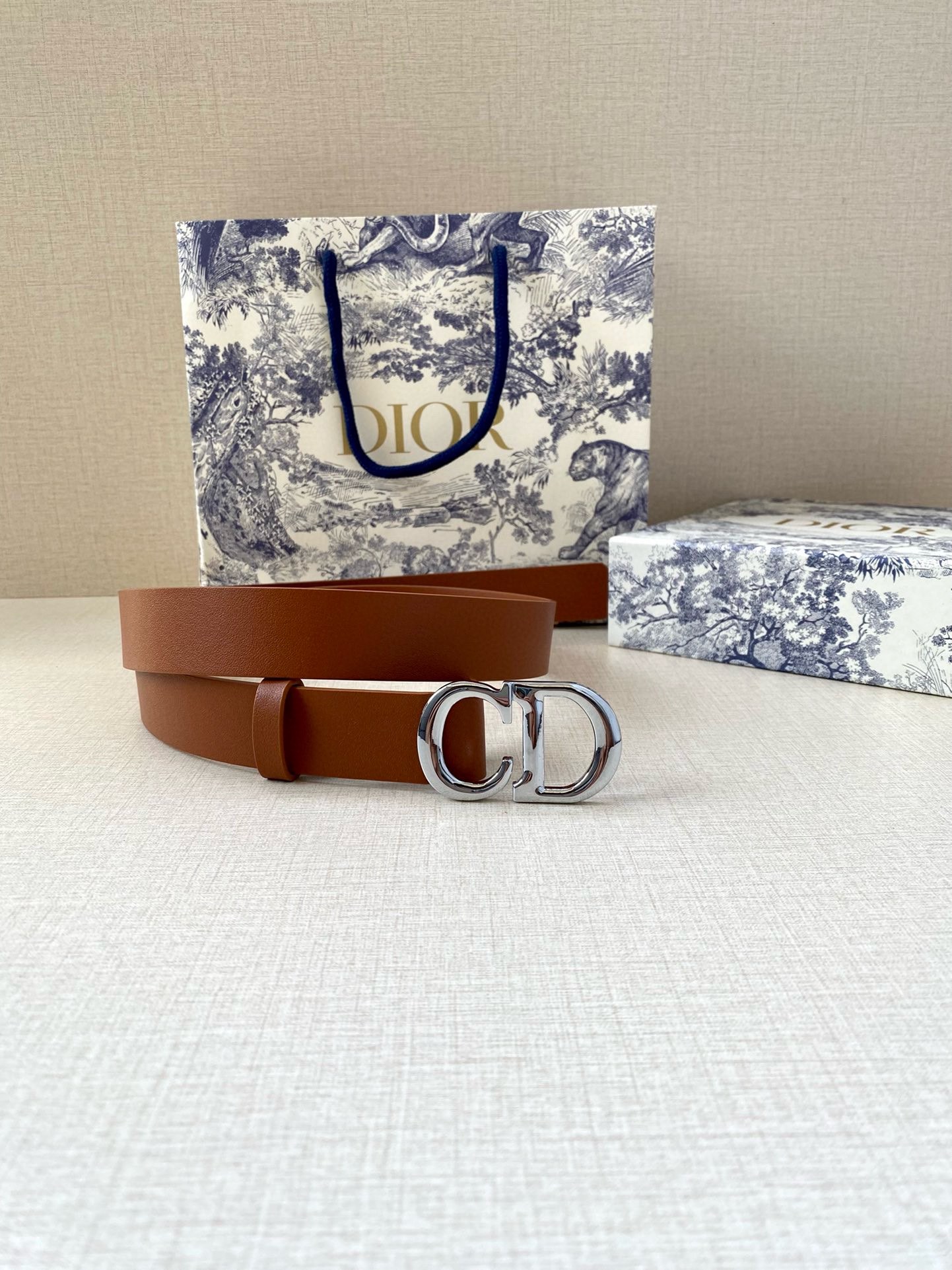  宽度3.0cm Dior（迪奧）爆款平面無線帶身/Saddle两面头层牛皮皮带。
光亮金属“CD”标志