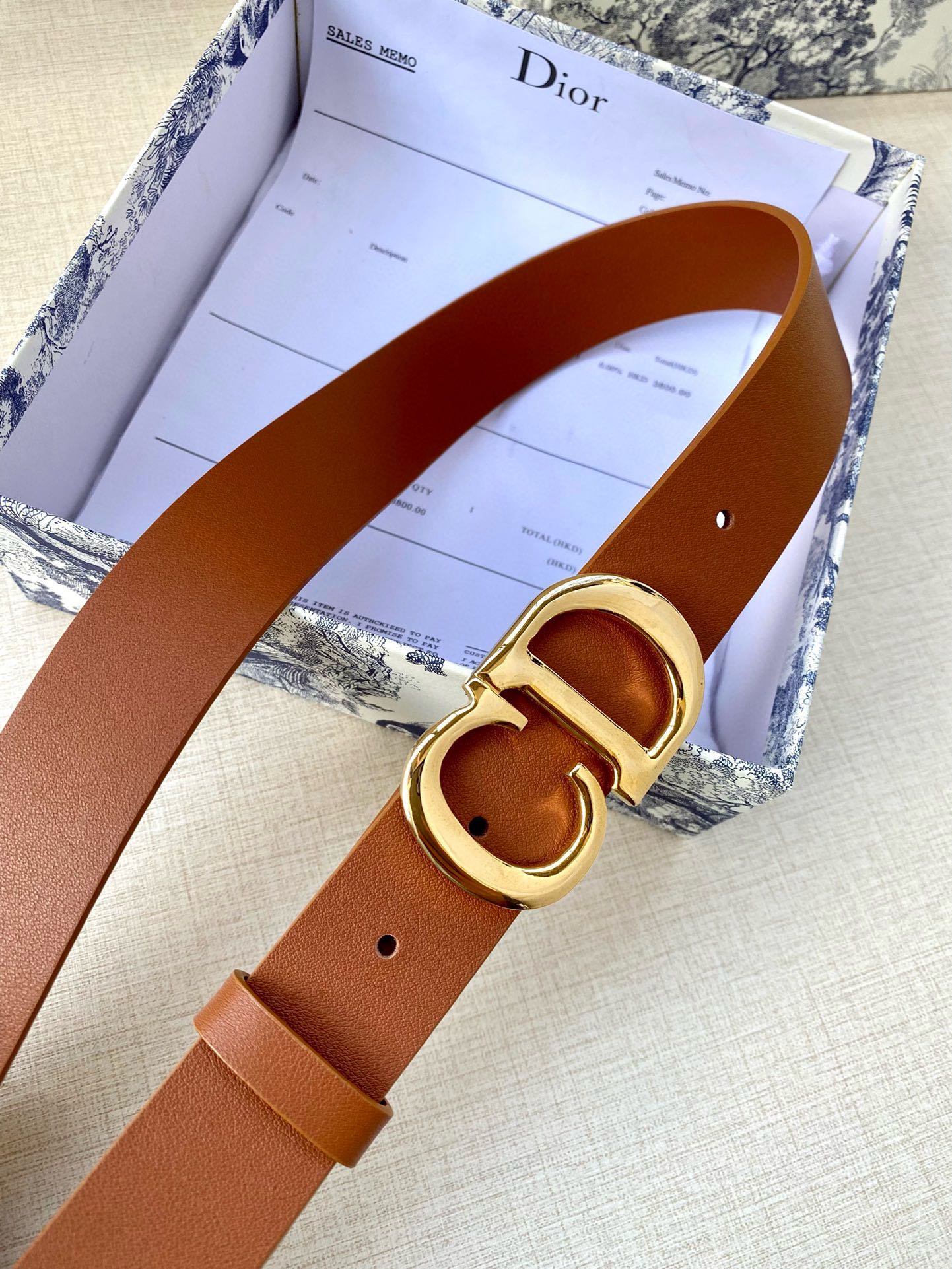  宽度3.0cm Dior（迪奧）爆款平面無線帶身/Saddle两面头层牛皮皮带。
光亮金属“CD”标志