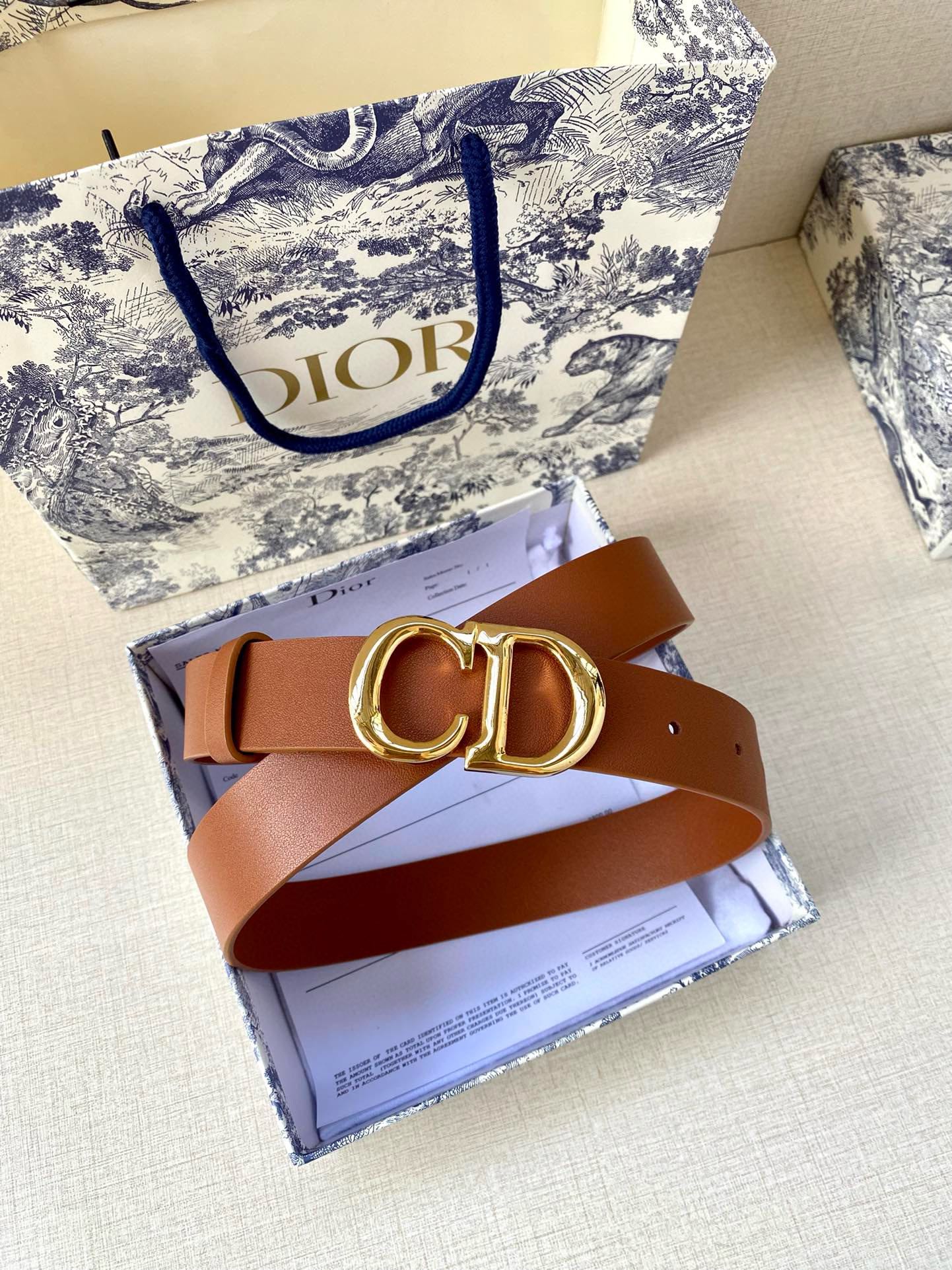  宽度3.0cm Dior（迪奧）爆款平面無線帶身/Saddle两面头层牛皮皮带。
光亮金属“CD”标志