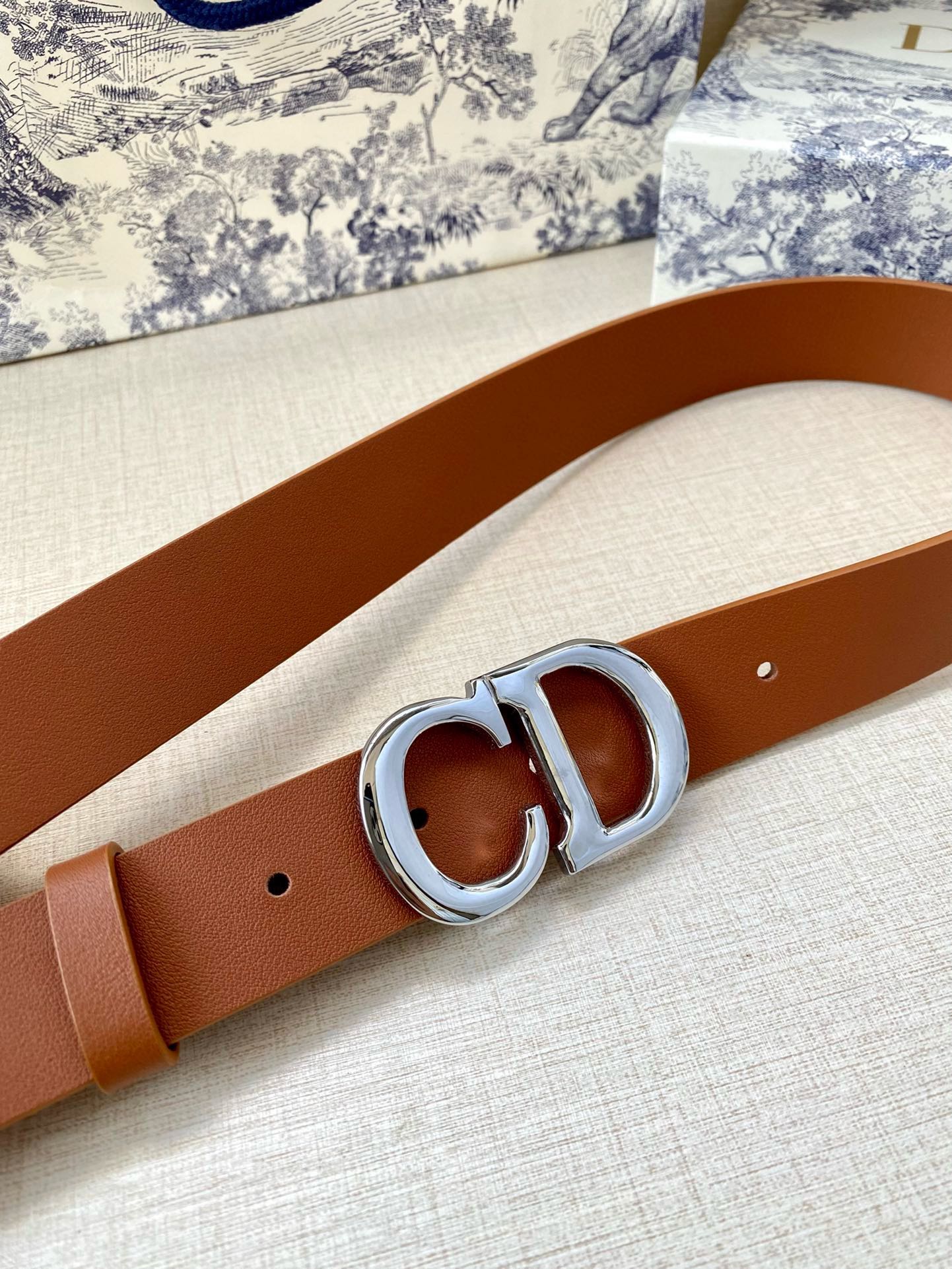  宽度3.0cm Dior（迪奧）爆款平面無線帶身/Saddle两面头层牛皮皮带。
光亮金属“CD”标志