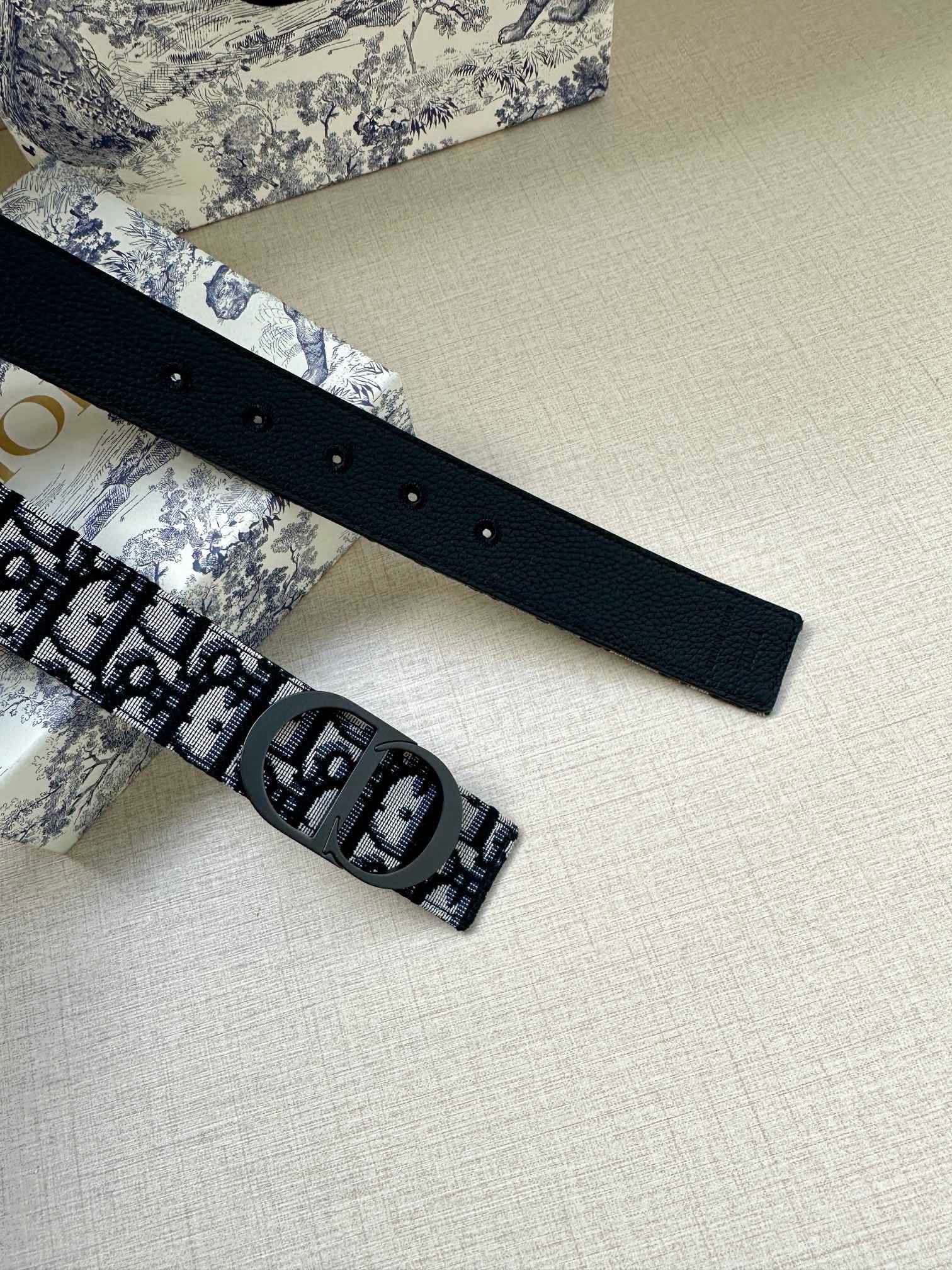  宽度3.5 cm DIOR 迪奥两面腰带款式迷人多样，采用多种材质精心打造，为各式廓形增添点睛之笔，彰