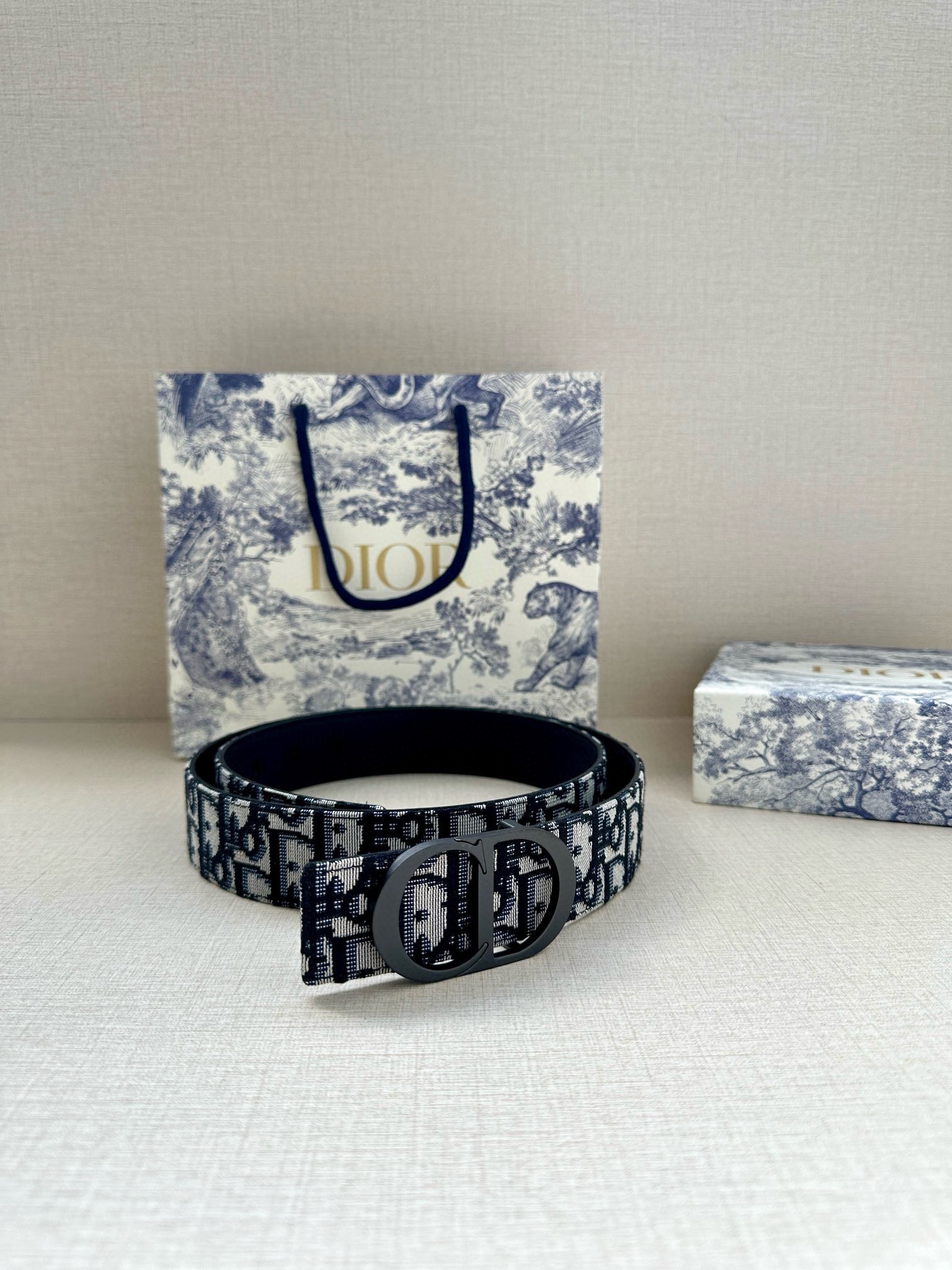  宽度3.5 cm DIOR 迪奥两面腰带款式迷人多样，采用多种材质精心打造，为各式廓形增添点睛之笔，彰