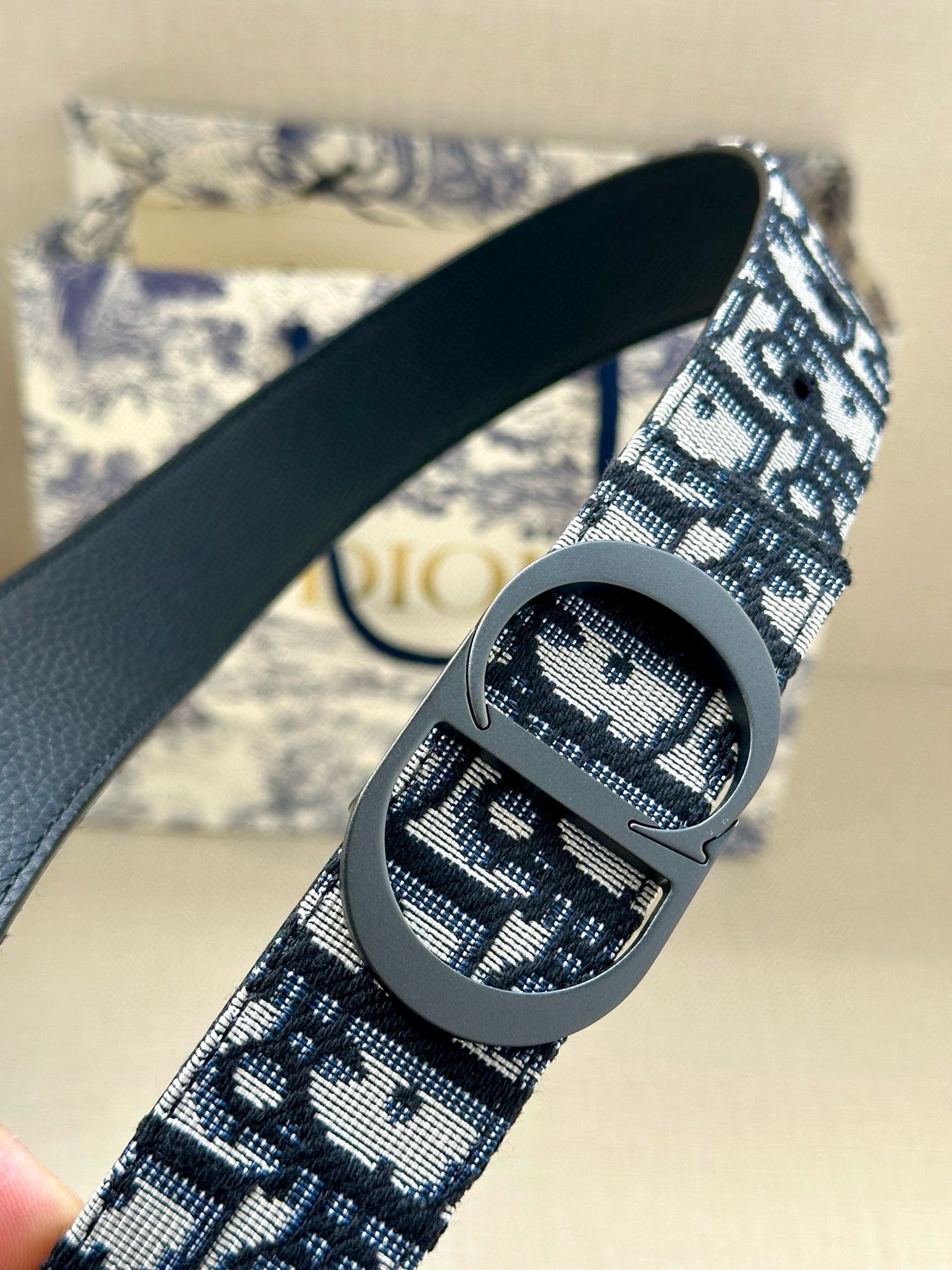  宽度3.5 cm DIOR 迪奥两面腰带款式迷人多样，采用多种材质精心打造，为各式廓形增添点睛之笔，彰