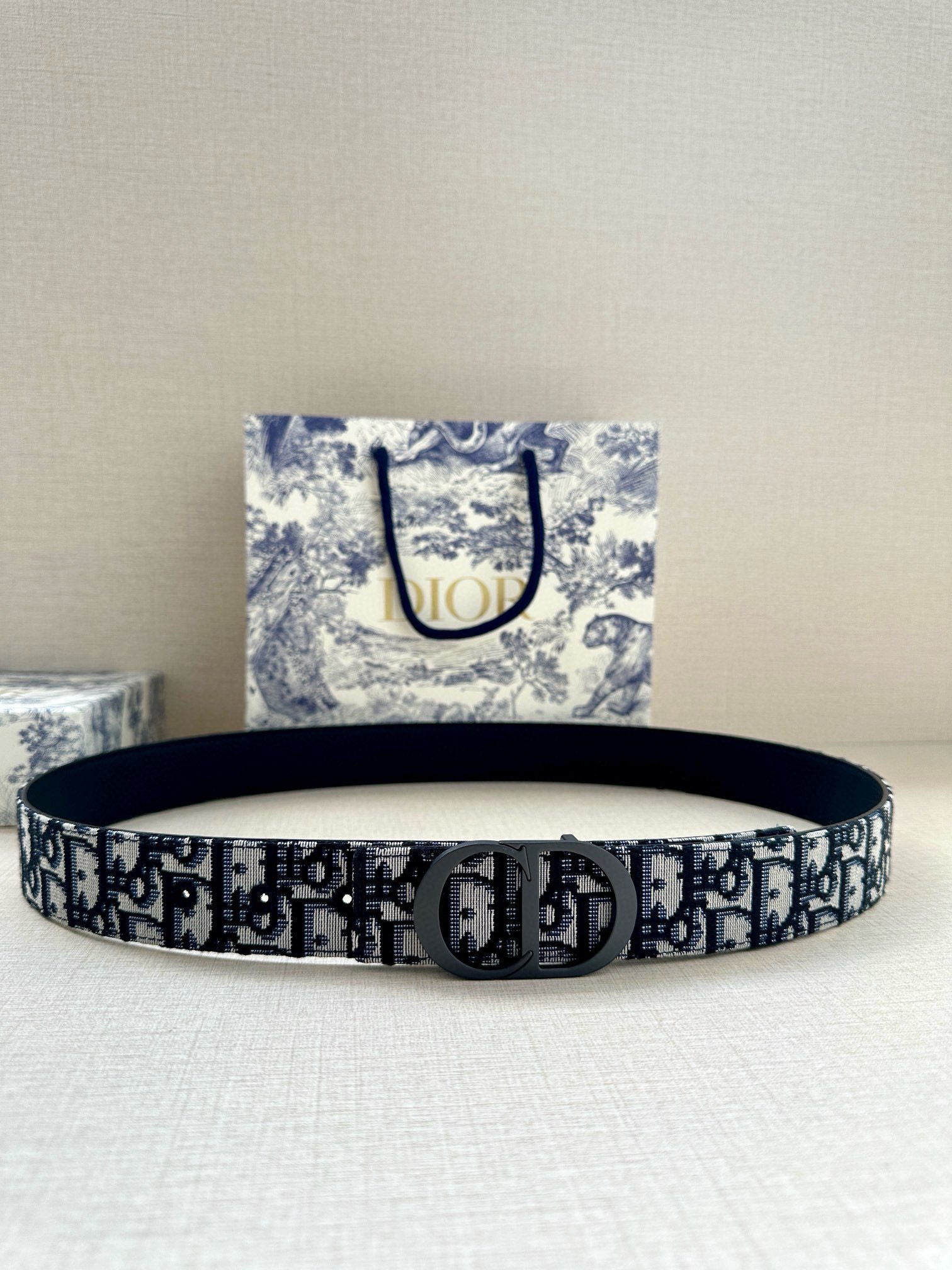  宽度3.5 cm DIOR 迪奥两面腰带款式迷人多样，采用多种材质精心打造，为各式廓形增添点睛之笔，彰