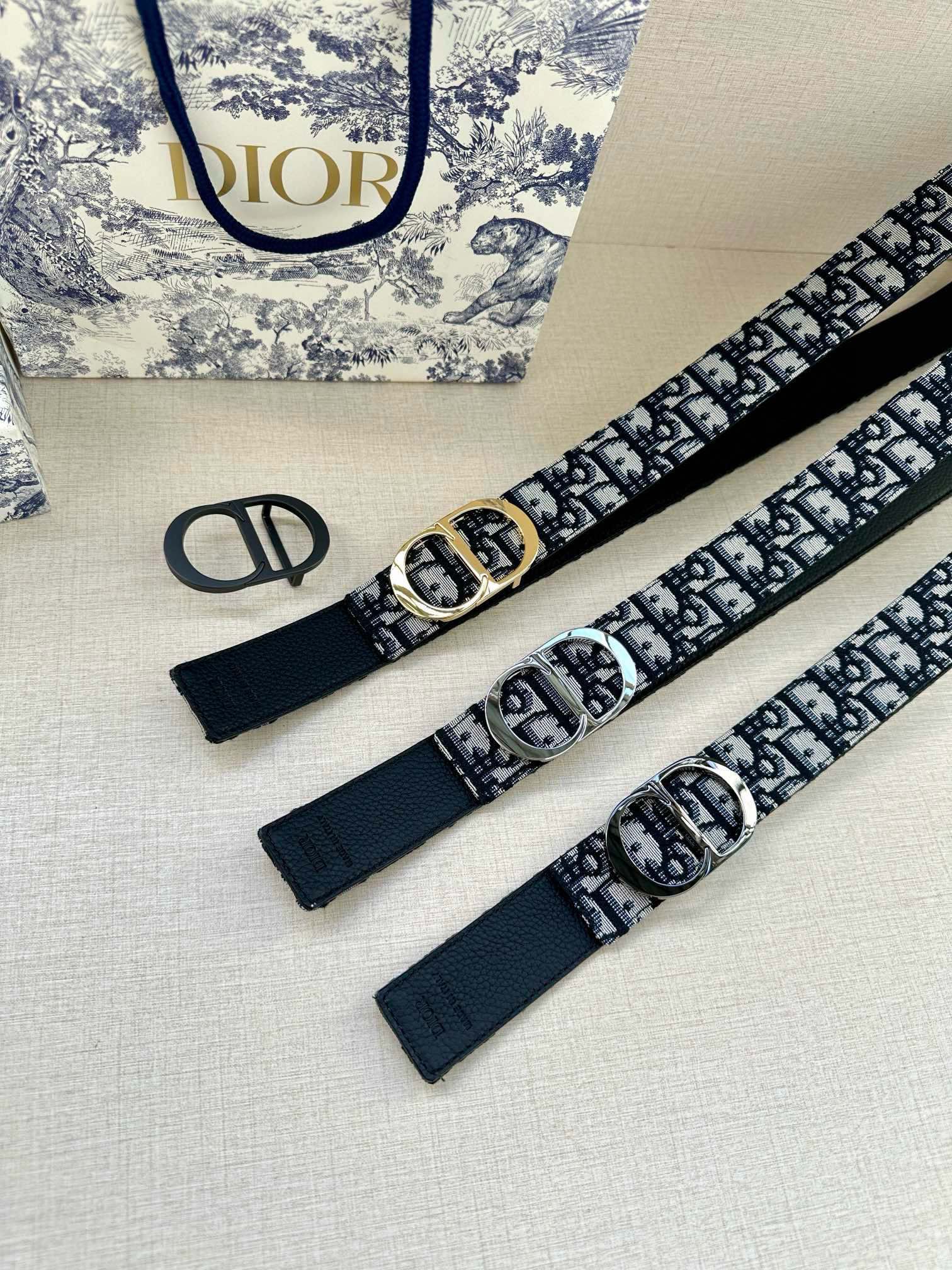  宽度3.5 cm DIOR 迪奥两面腰带款式迷人多样，采用多种材质精心打造，为各式廓形增添点睛之笔，彰