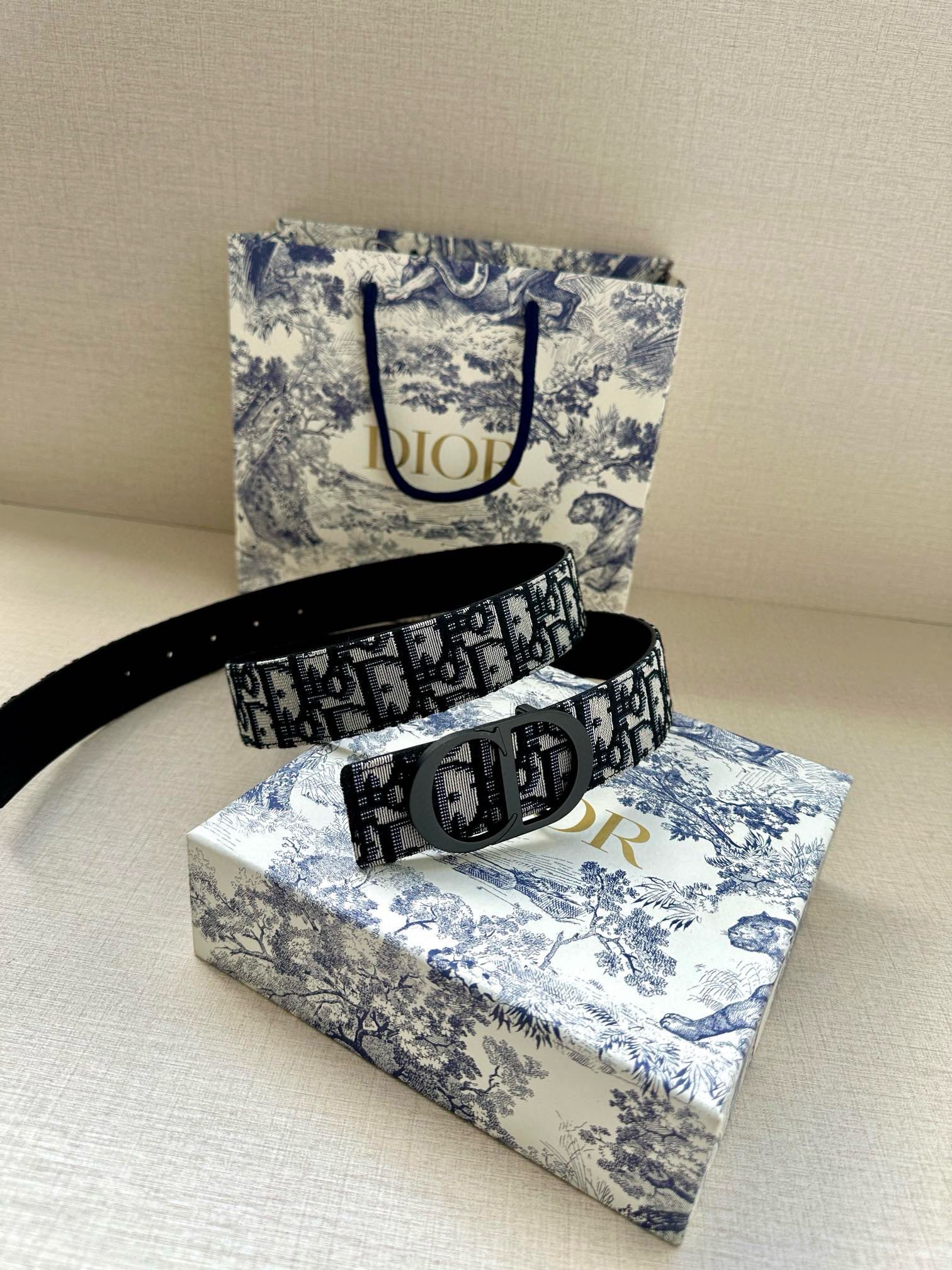  宽度3.5 cm DIOR 迪奥两面腰带款式迷人多样，采用多种材质精心打造，为各式廓形增添点睛之笔，彰