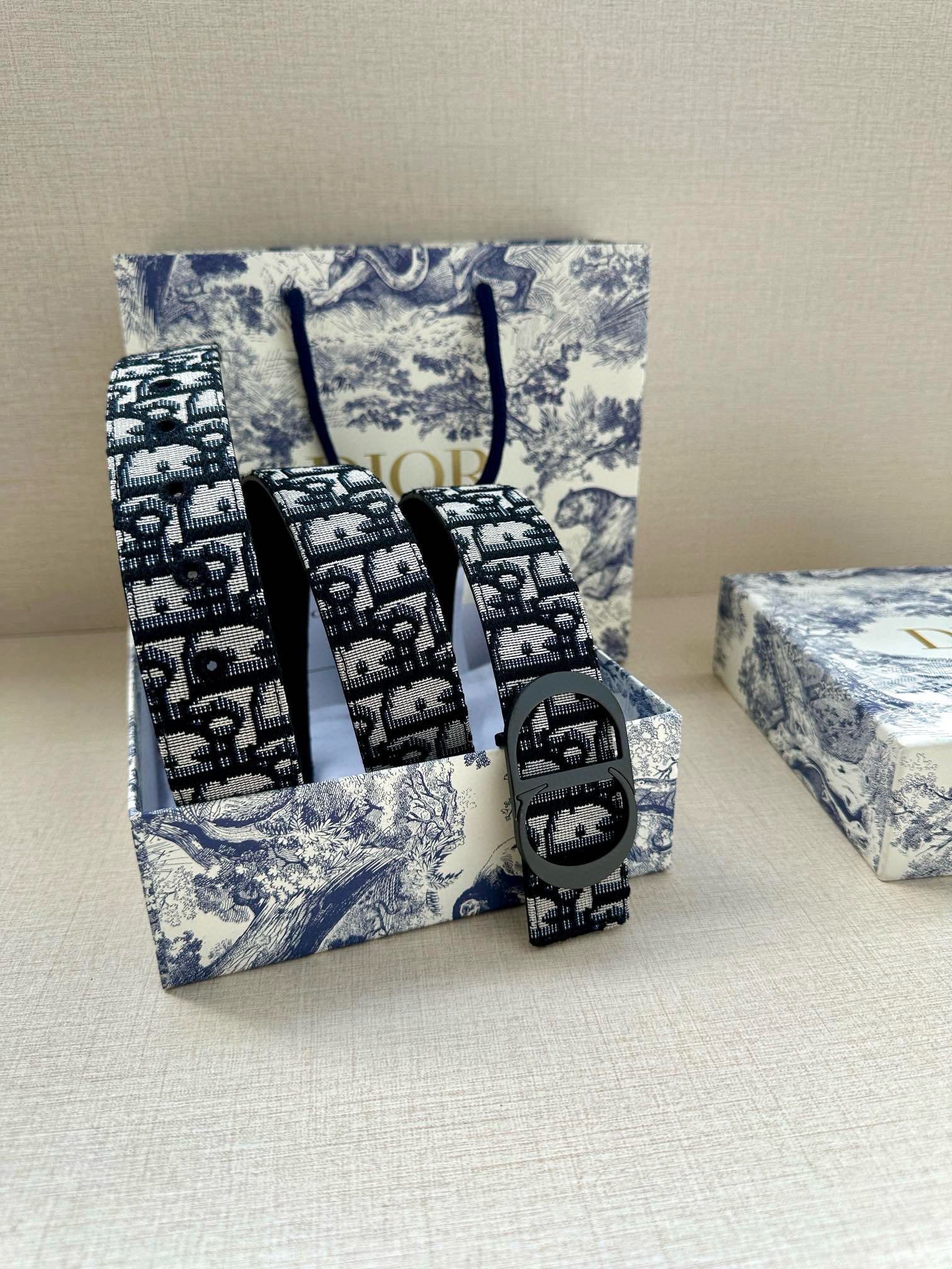  宽度3.5 cm DIOR 迪奥两面腰带款式迷人多样，采用多种材质精心打造，为各式廓形增添点睛之笔，彰