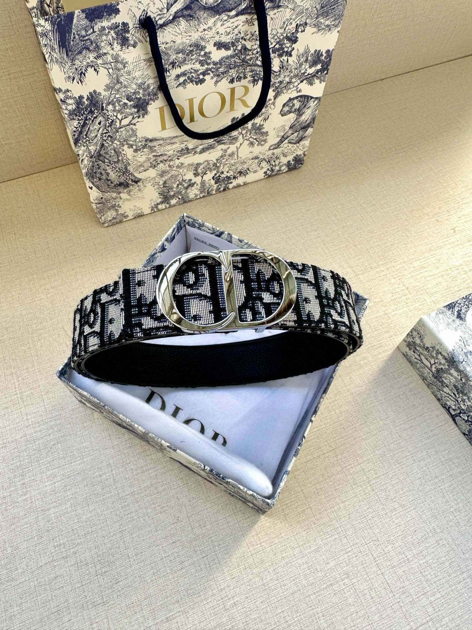  宽度3.5 cm DIOR 迪奥两面腰带款式迷人多样，采用多种材质精心打造，为各式廓形增添点睛之笔，彰