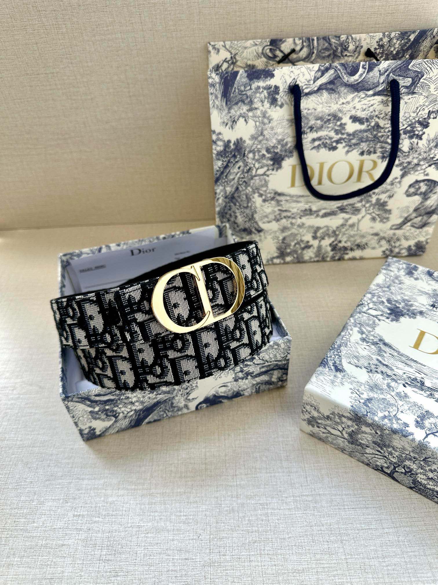  宽度3.5 cm DIOR 迪奥两面腰带款式迷人多样，采用多种材质精心打造，为各式廓形增添点睛之笔，彰