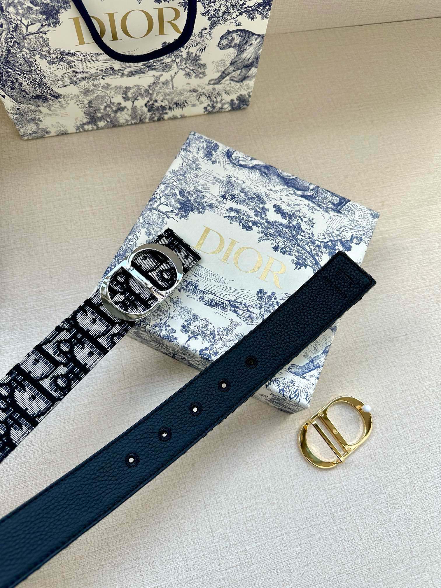  宽度3.5 cm DIOR 迪奥两面腰带款式迷人多样，采用多种材质精心打造，为各式廓形增添点睛之笔，彰
