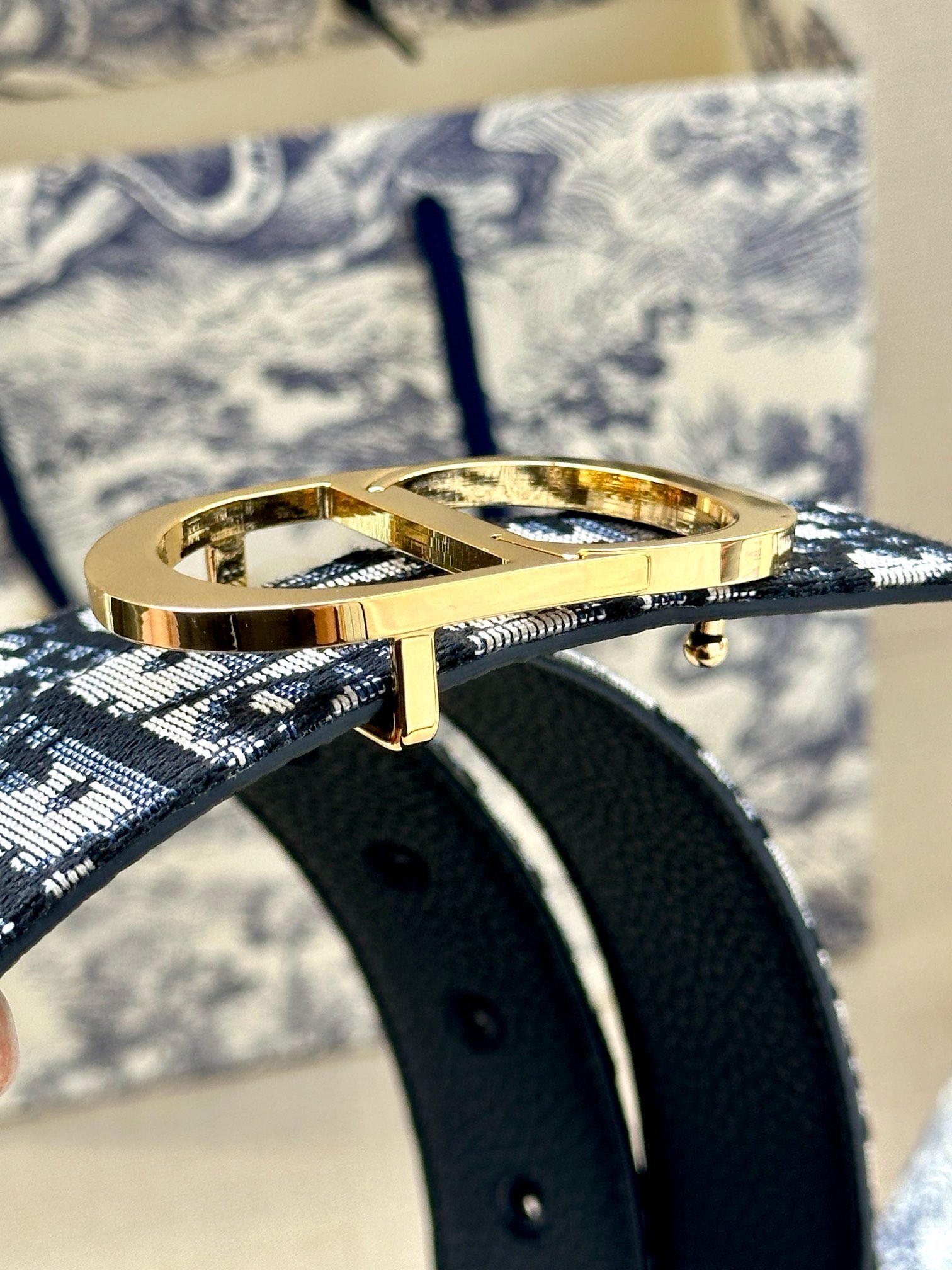  宽度3.5 cm DIOR 迪奥两面腰带款式迷人多样，采用多种材质精心打造，为各式廓形增添点睛之笔，彰