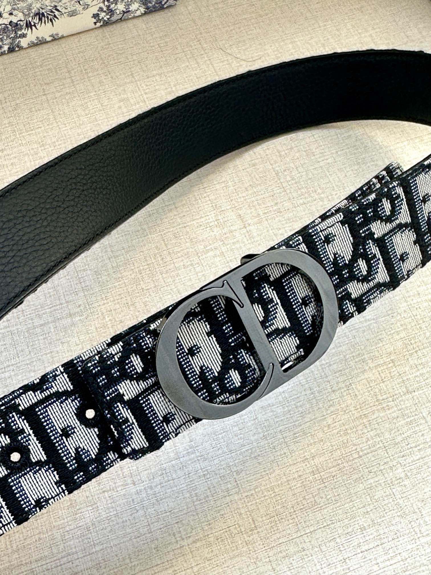  宽度3.5 cm DIOR 迪奥两面腰带款式迷人多样，采用多种材质精心打造，为各式廓形增添点睛之笔，彰
