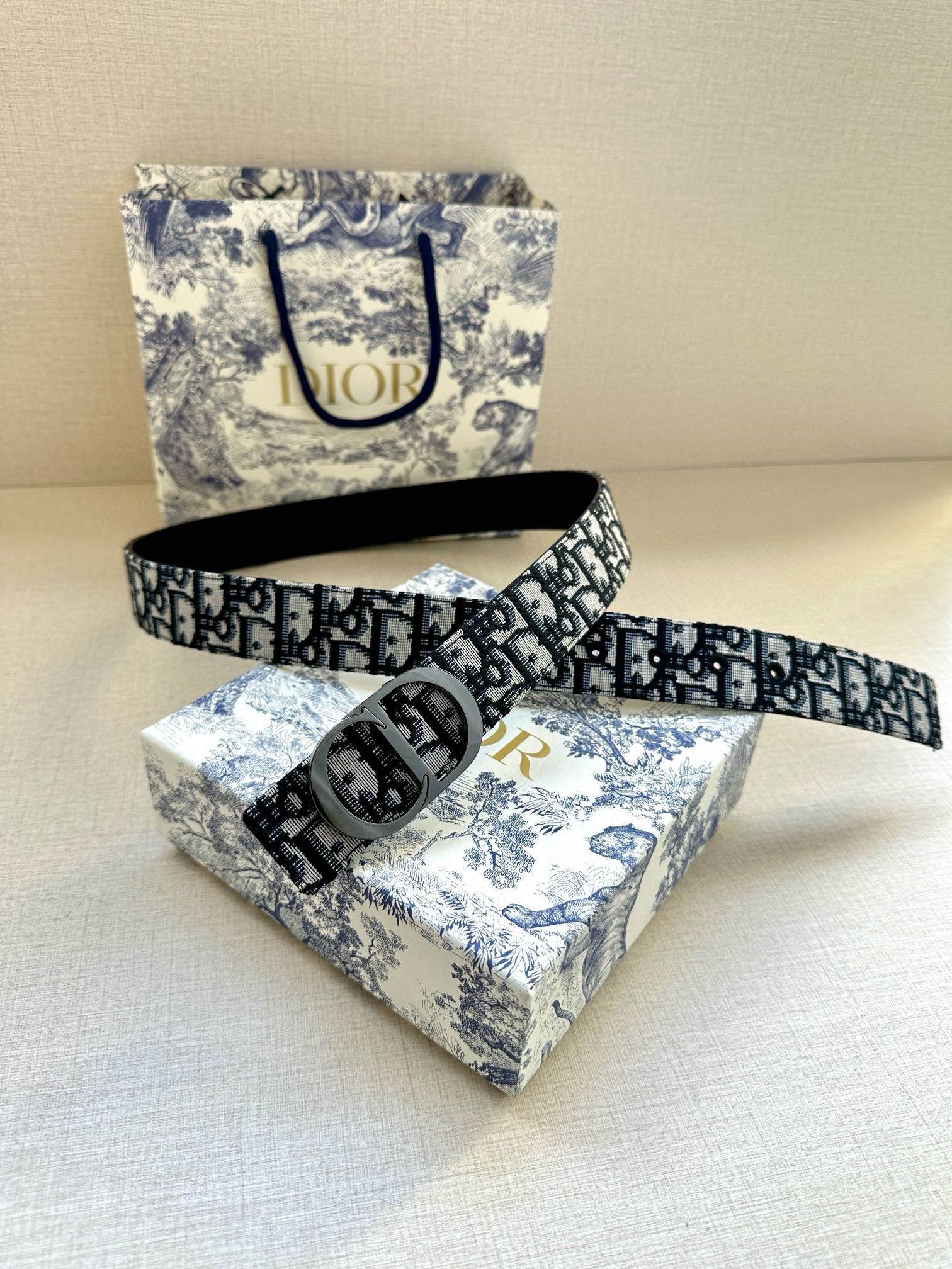  宽度3.5 cm DIOR 迪奥两面腰带款式迷人多样，采用多种材质精心打造，为各式廓形增添点睛之笔，彰