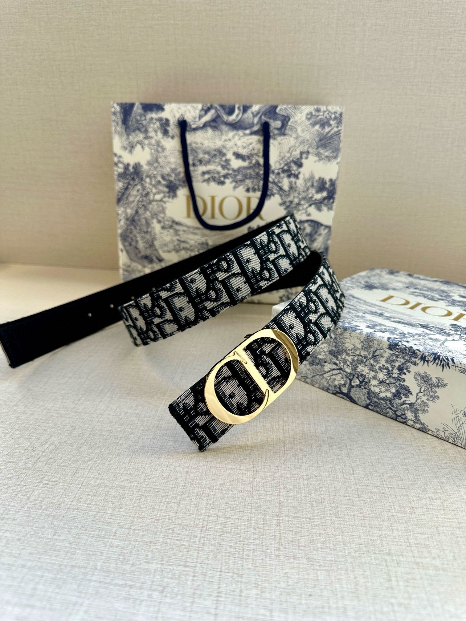  宽度3.5 cm DIOR 迪奥两面腰带款式迷人多样，采用多种材质精心打造，为各式廓形增添点睛之笔，彰