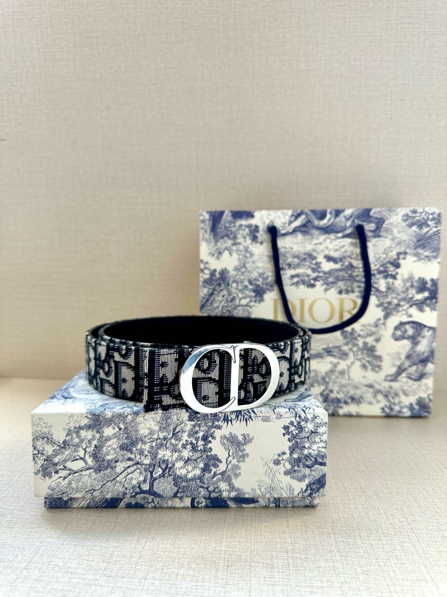  宽度3.5 cm DIOR 迪奥两面腰带款式迷人多样，采用多种材质精心打造，为各式廓形增添点睛之笔，彰