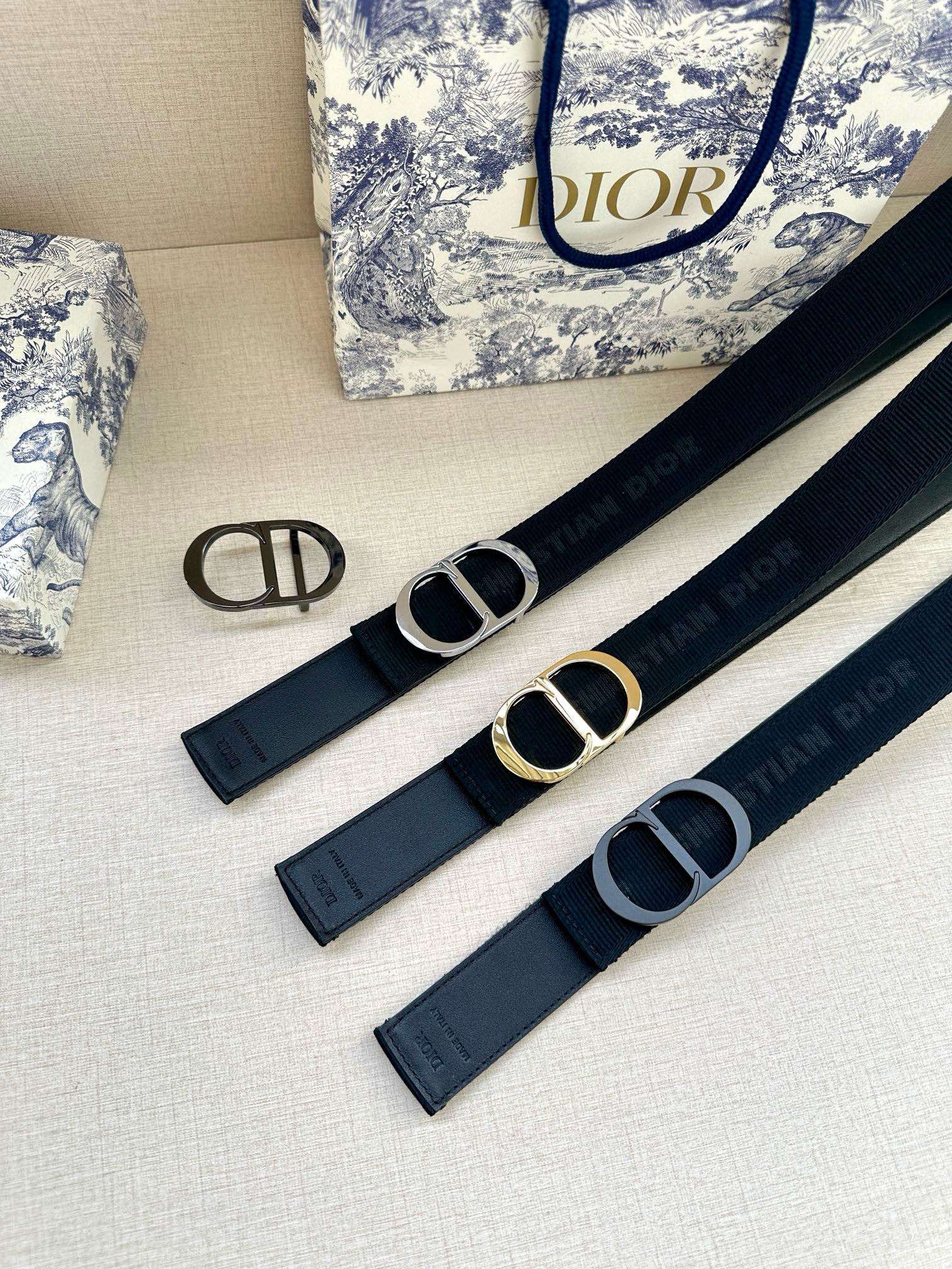  宽度3.5 cm DIOR 迪奥两面腰带款式迷人多样，采用多种材质精心打造，为各式廓形增添点睛之笔，彰