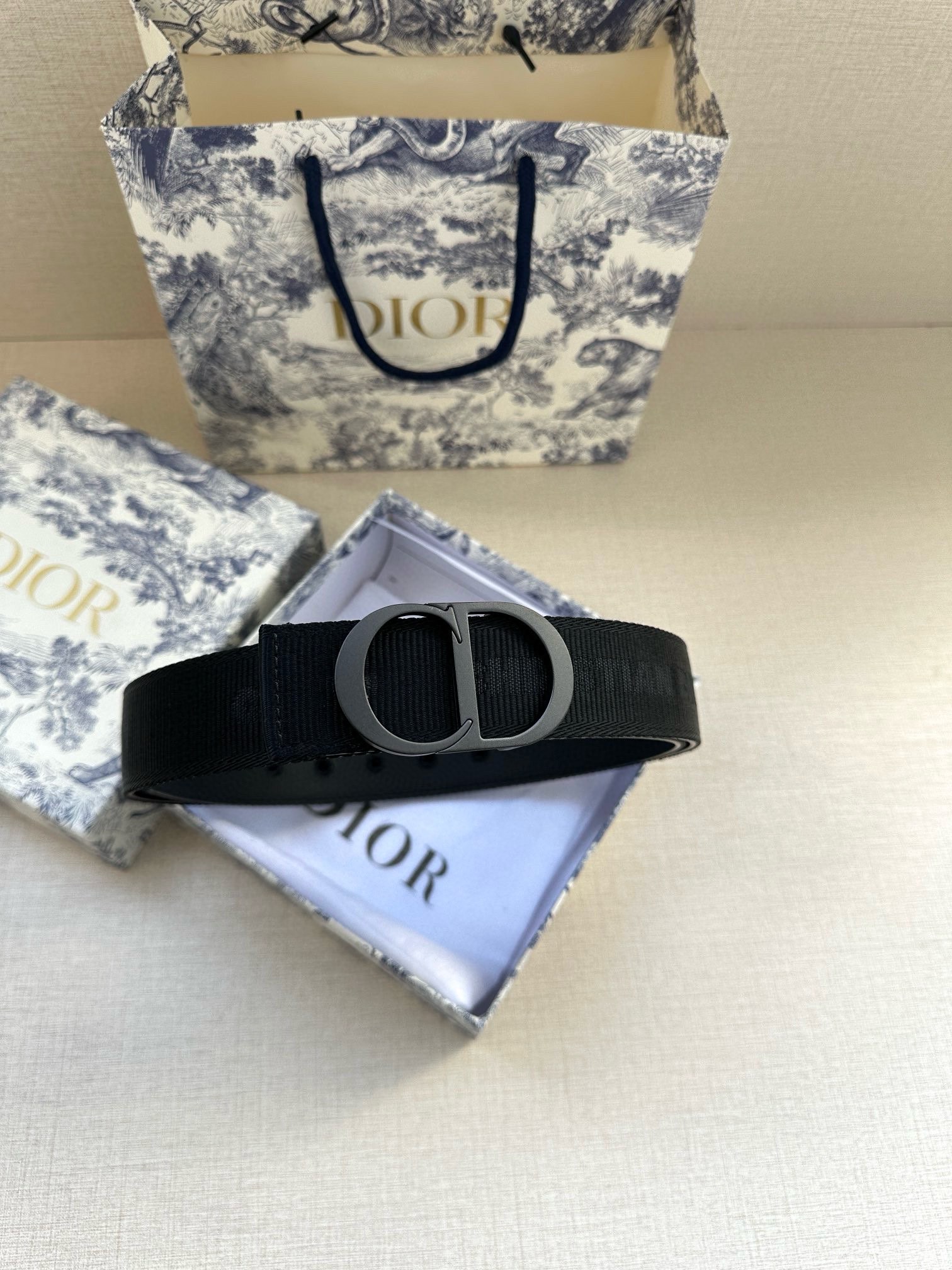  宽度3.5 cm DIOR 迪奥两面腰带款式迷人多样，采用多种材质精心打造，为各式廓形增添点睛之笔，彰