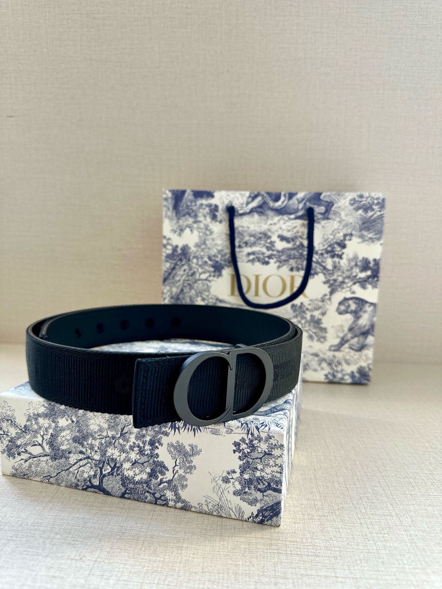  宽度3.5 cm DIOR 迪奥两面腰带款式迷人多样，采用多种材质精心打造，为各式廓形增添点睛之笔，彰