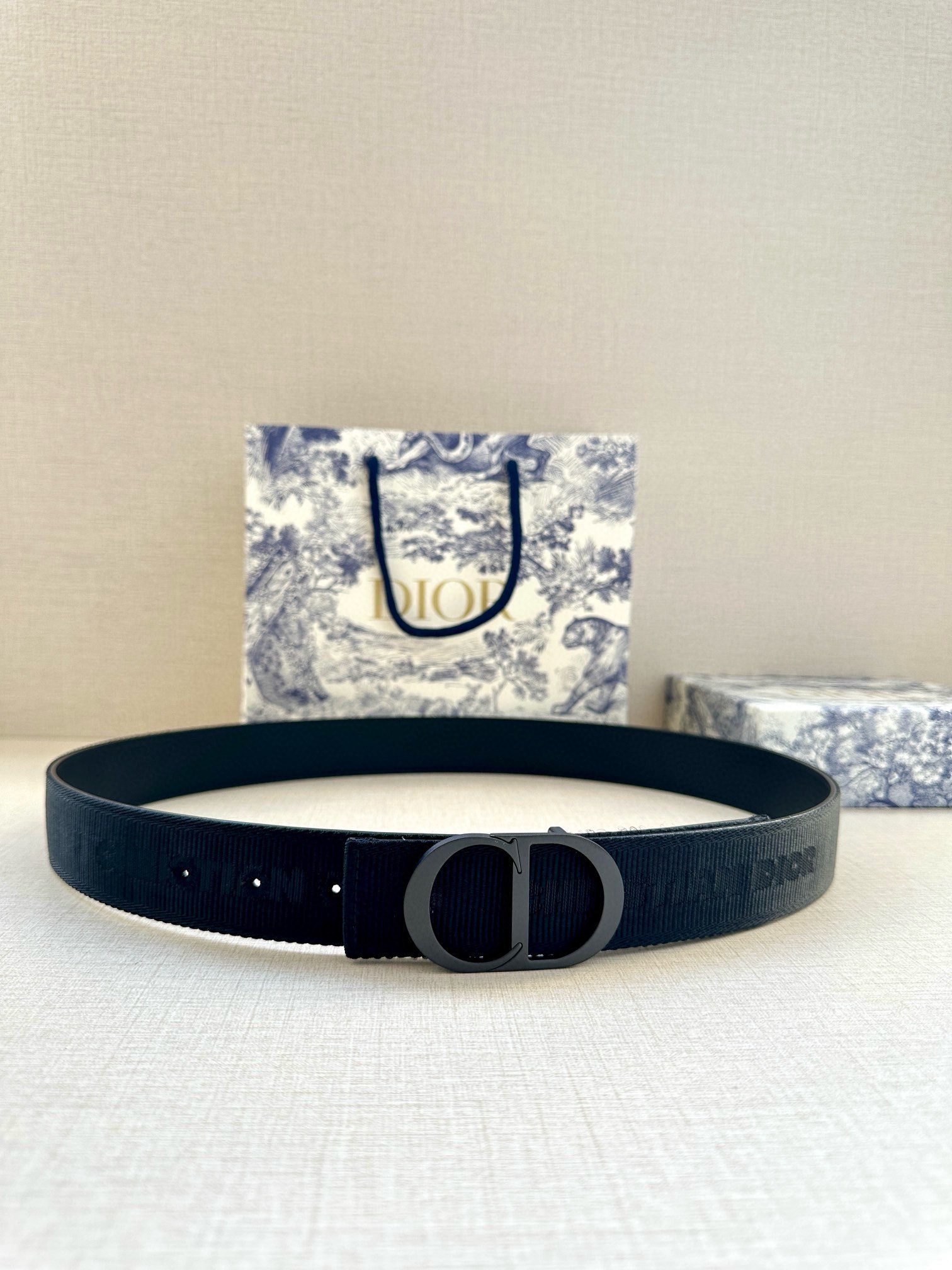  宽度3.5 cm DIOR 迪奥两面腰带款式迷人多样，采用多种材质精心打造，为各式廓形增添点睛之笔，彰