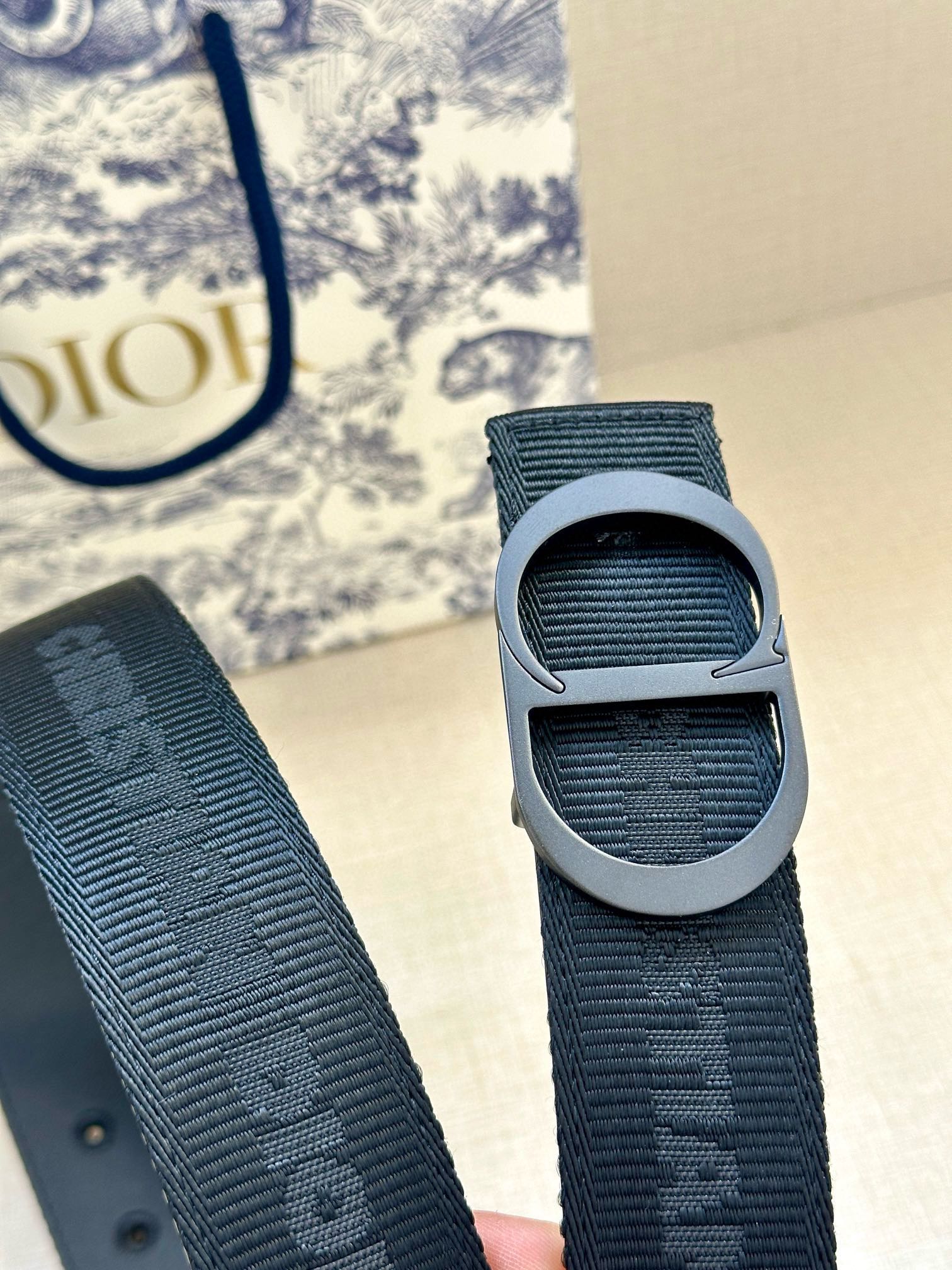  宽度3.5 cm DIOR 迪奥两面腰带款式迷人多样，采用多种材质精心打造，为各式廓形增添点睛之笔，彰