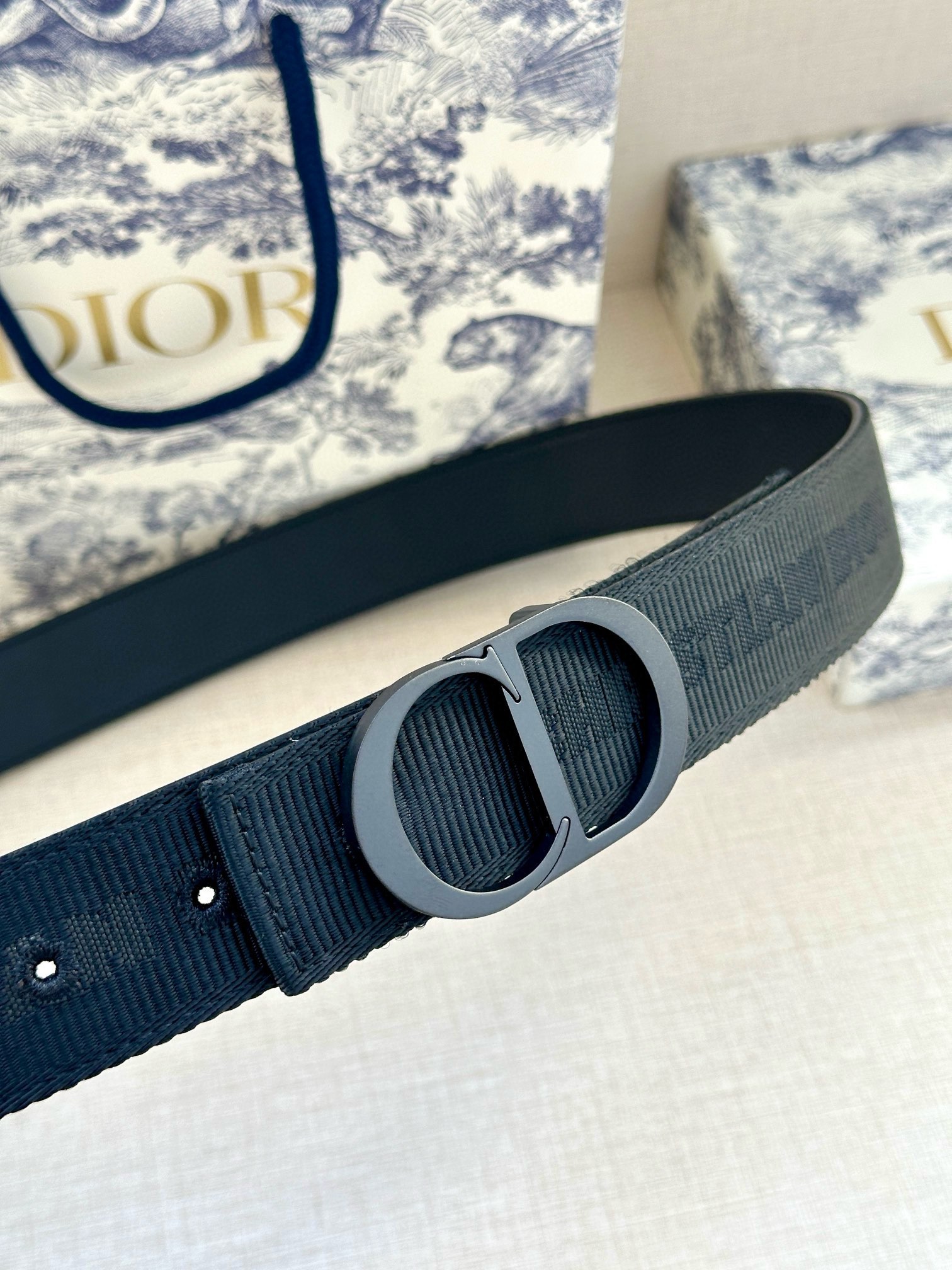 宽度3.5 cm DIOR 迪奥两面腰带款式迷人多样，采用多种材质精心打造，为各式廓形增添点睛之笔，彰