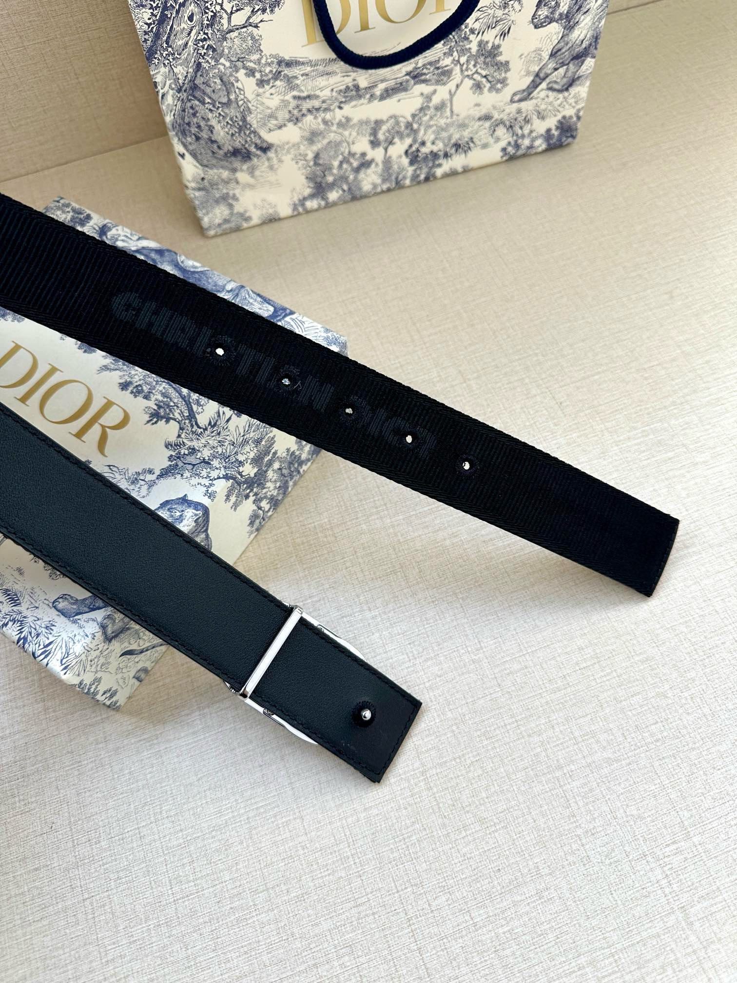  宽度3.5 cm DIOR 迪奥两面腰带款式迷人多样，采用多种材质精心打造，为各式廓形增添点睛之笔，彰