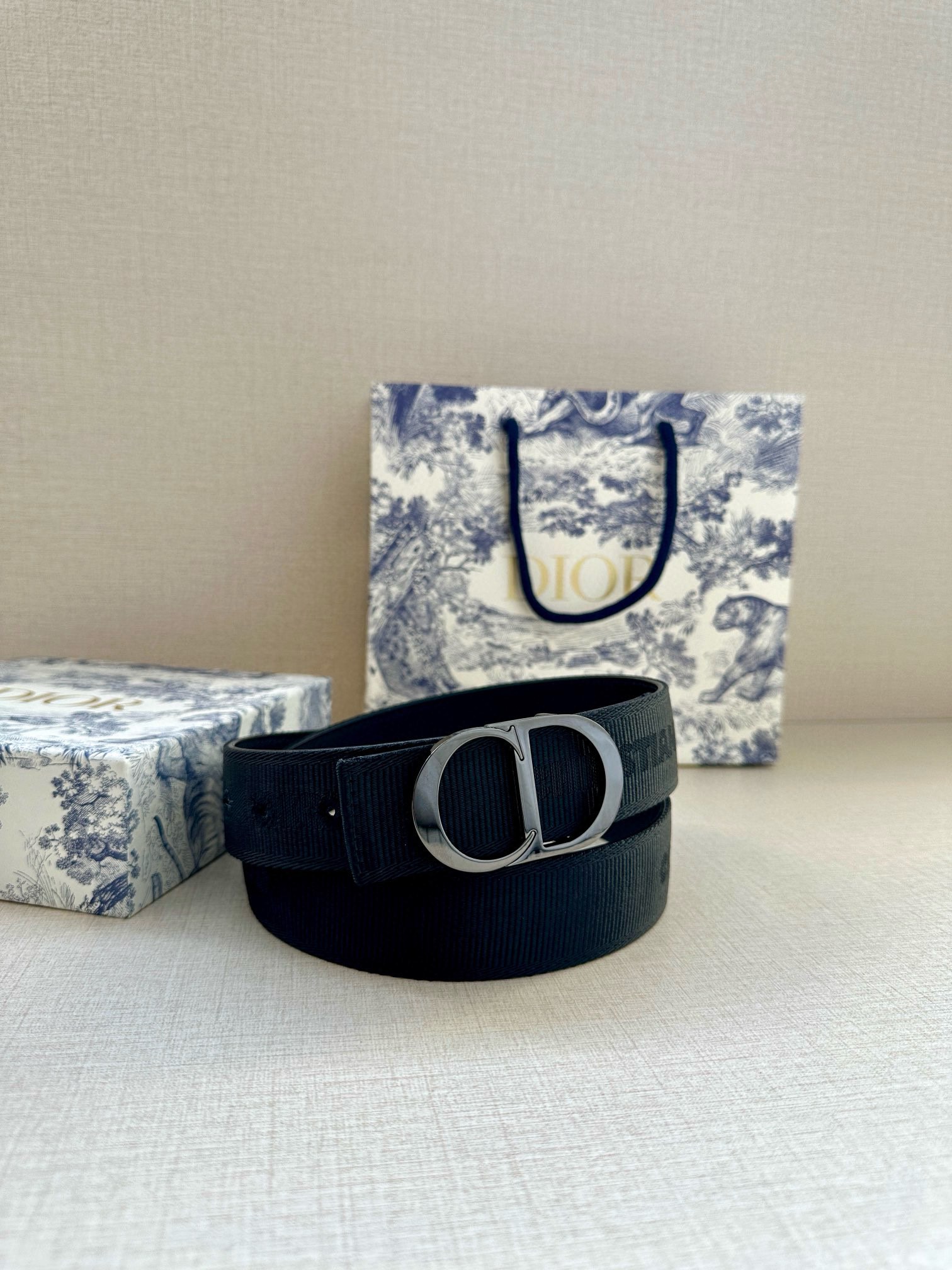  宽度3.5 cm DIOR 迪奥两面腰带款式迷人多样，采用多种材质精心打造，为各式廓形增添点睛之笔，彰