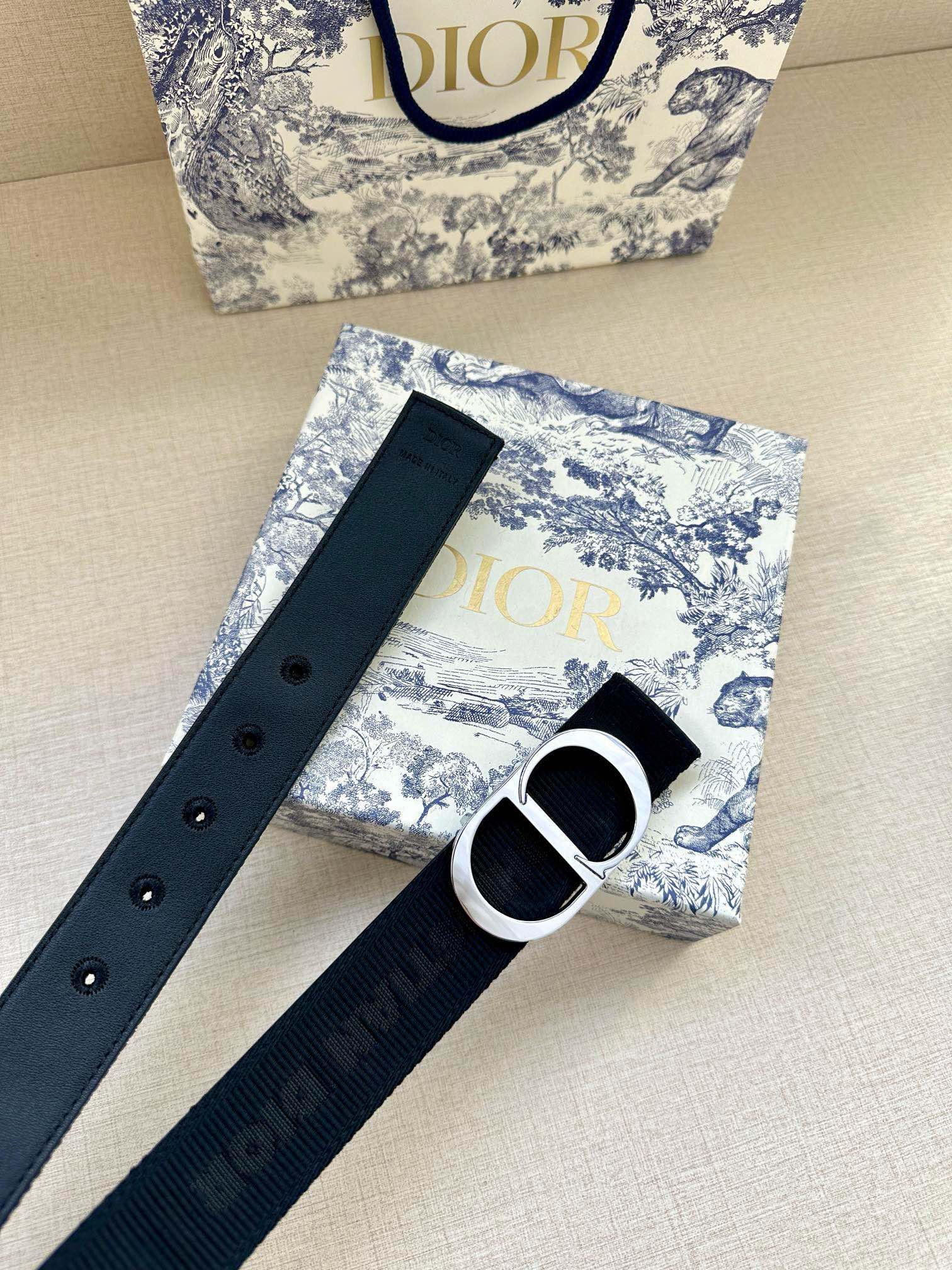  宽度3.5 cm DIOR 迪奥两面腰带款式迷人多样，采用多种材质精心打造，为各式廓形增添点睛之笔，彰