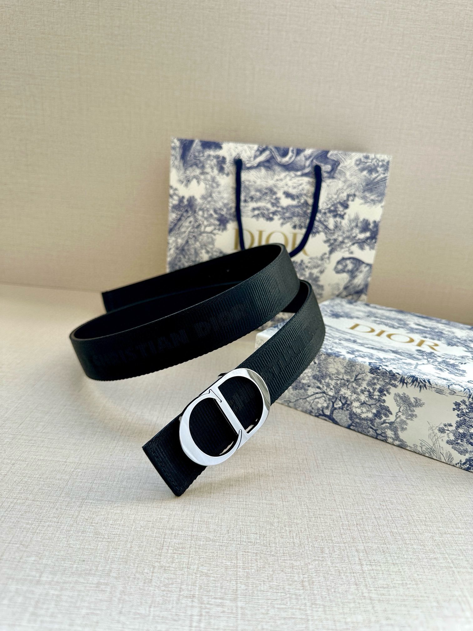  宽度3.5 cm DIOR 迪奥两面腰带款式迷人多样，采用多种材质精心打造，为各式廓形增添点睛之笔，彰
