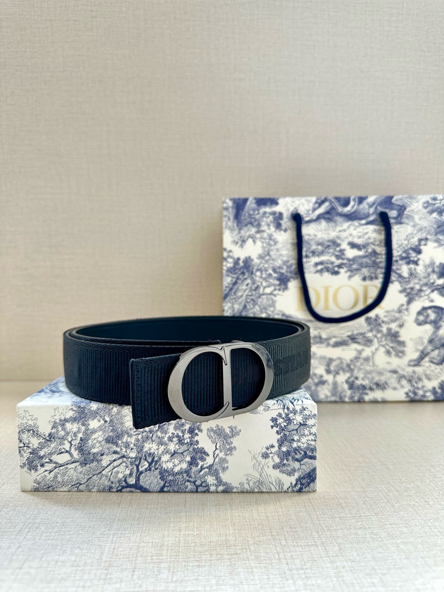  宽度3.5 cm DIOR 迪奥两面腰带款式迷人多样，采用多种材质精心打造，为各式廓形增添点睛之笔，彰