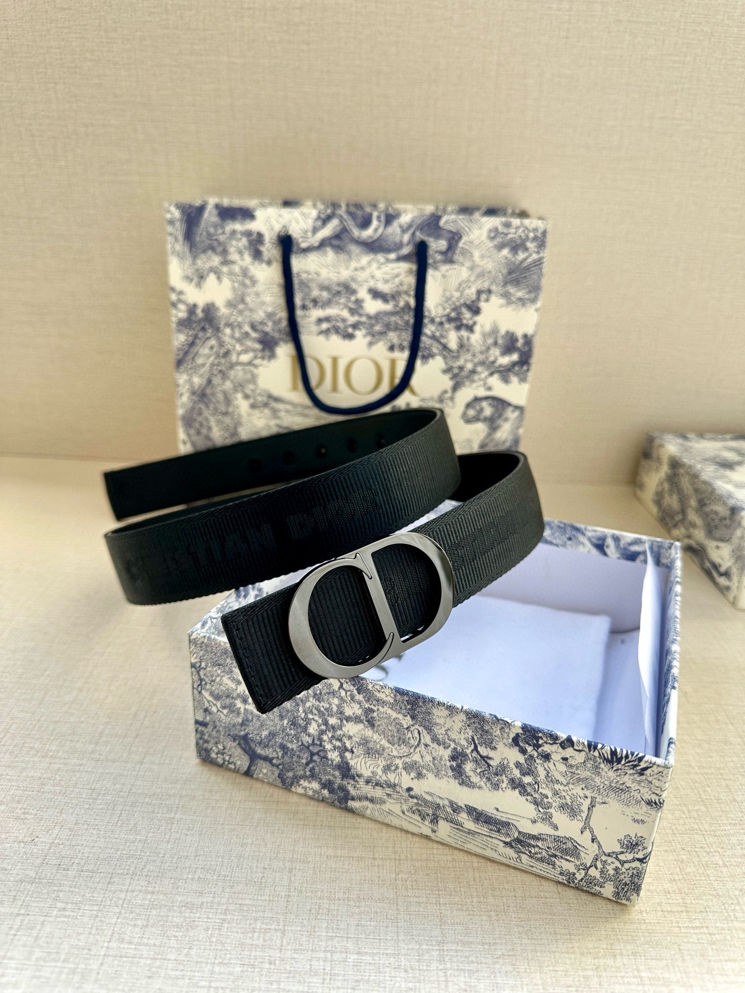  宽度3.5 cm DIOR 迪奥两面腰带款式迷人多样，采用多种材质精心打造，为各式廓形增添点睛之笔，彰