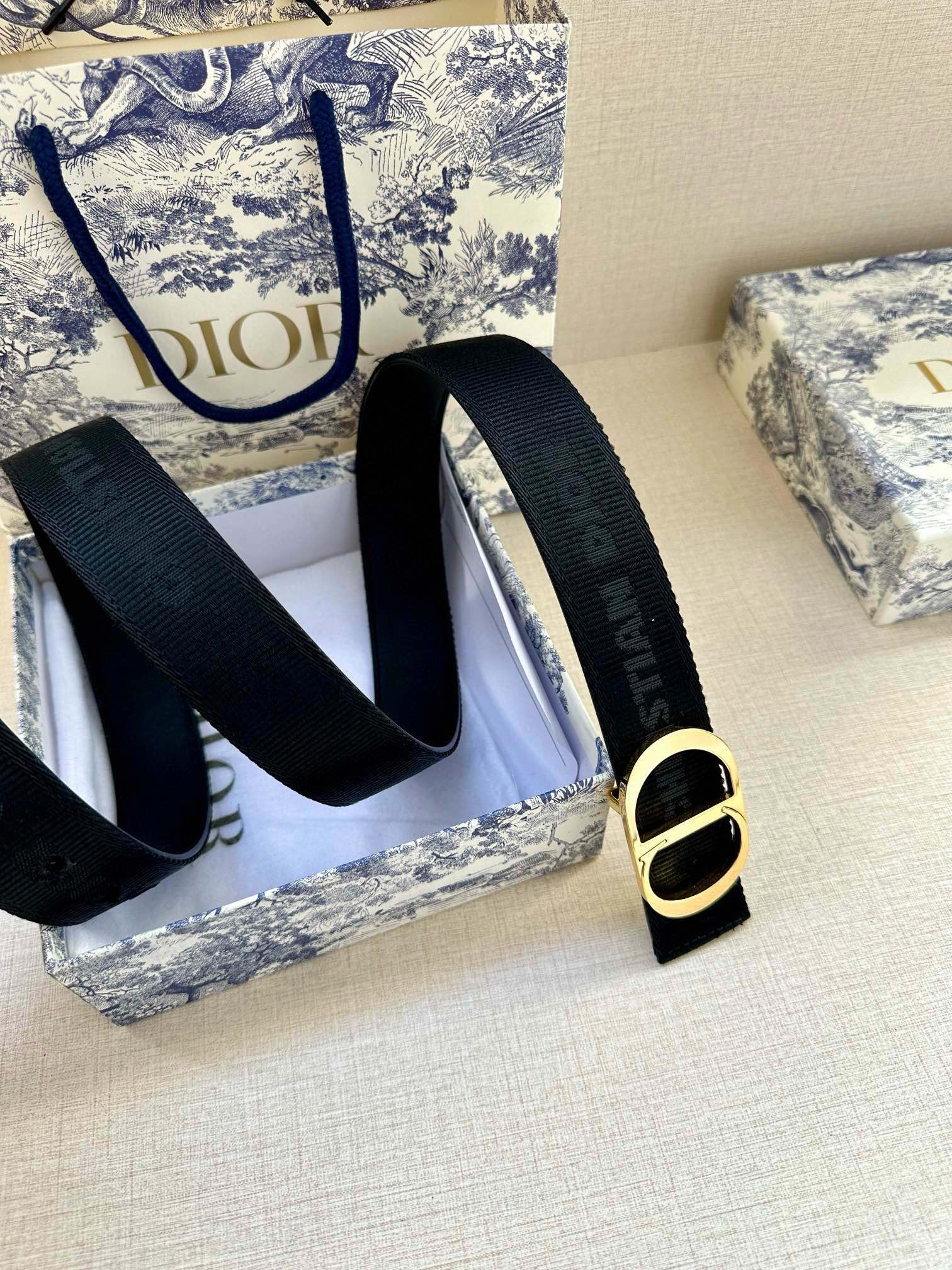  宽度3.5 cm DIOR 迪奥两面腰带款式迷人多样，采用多种材质精心打造，为各式廓形增添点睛之笔，彰