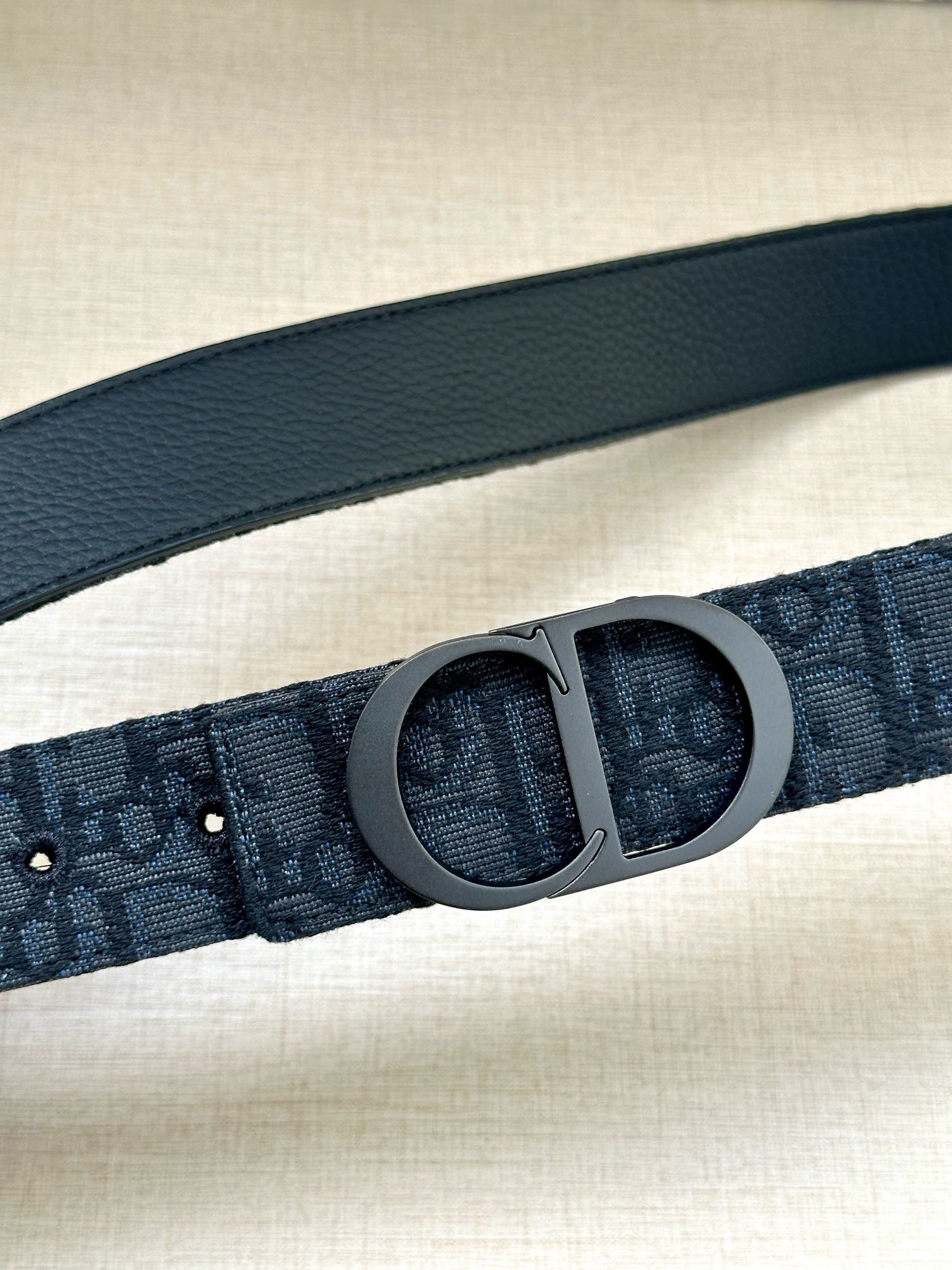  宽度3.5 cm DIOR 迪奥两面腰带款式迷人多样，采用多种材质精心打造，为各式廓形增添点睛之笔，彰