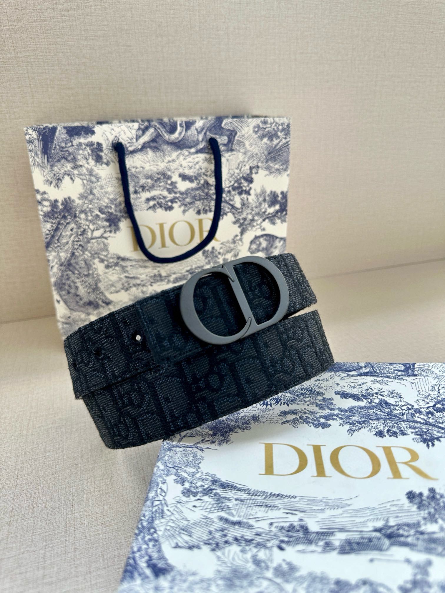  宽度3.5 cm DIOR 迪奥两面腰带款式迷人多样，采用多种材质精心打造，为各式廓形增添点睛之笔，彰
