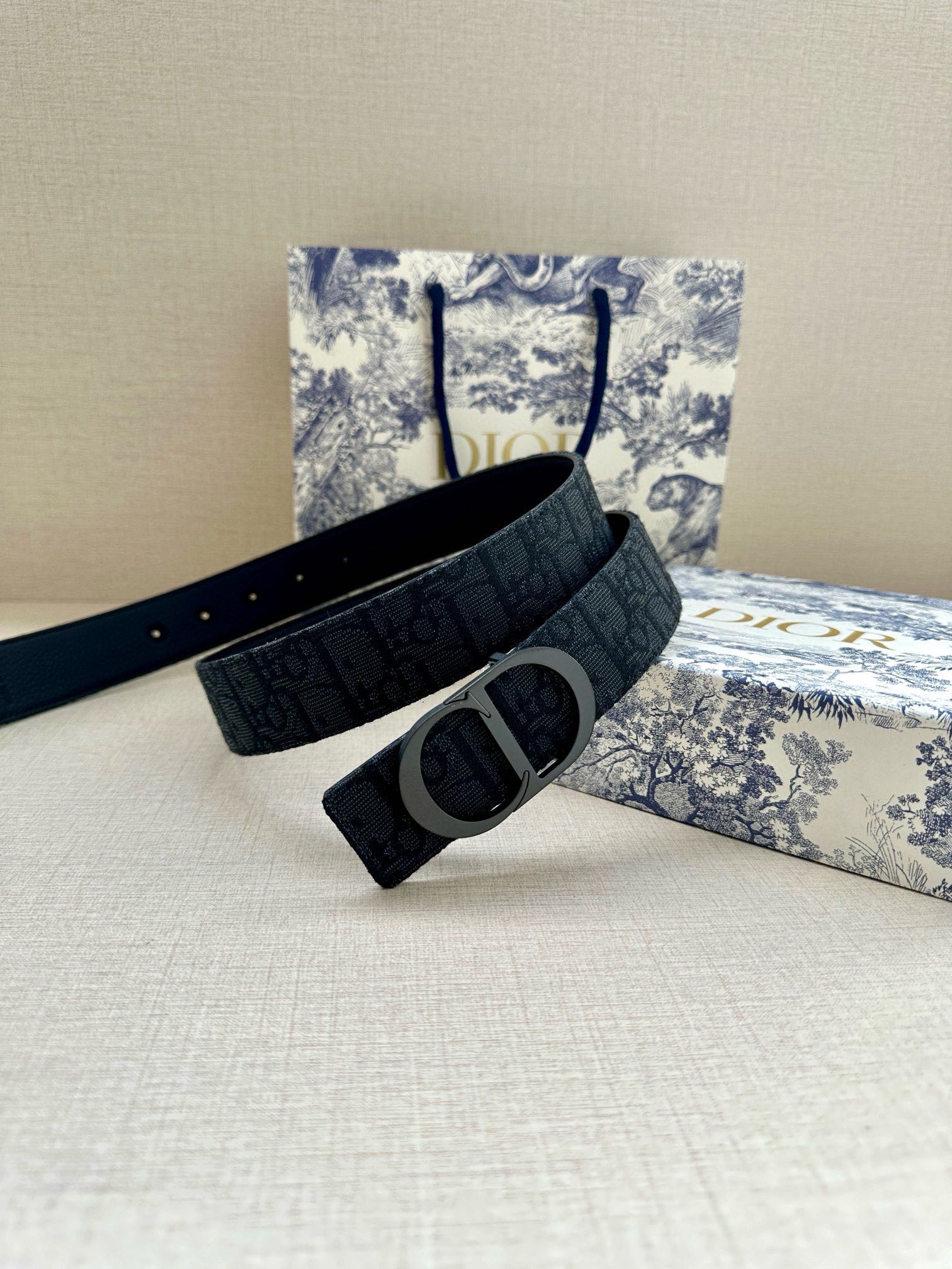  宽度3.5 cm DIOR 迪奥两面腰带款式迷人多样，采用多种材质精心打造，为各式廓形增添点睛之笔，彰