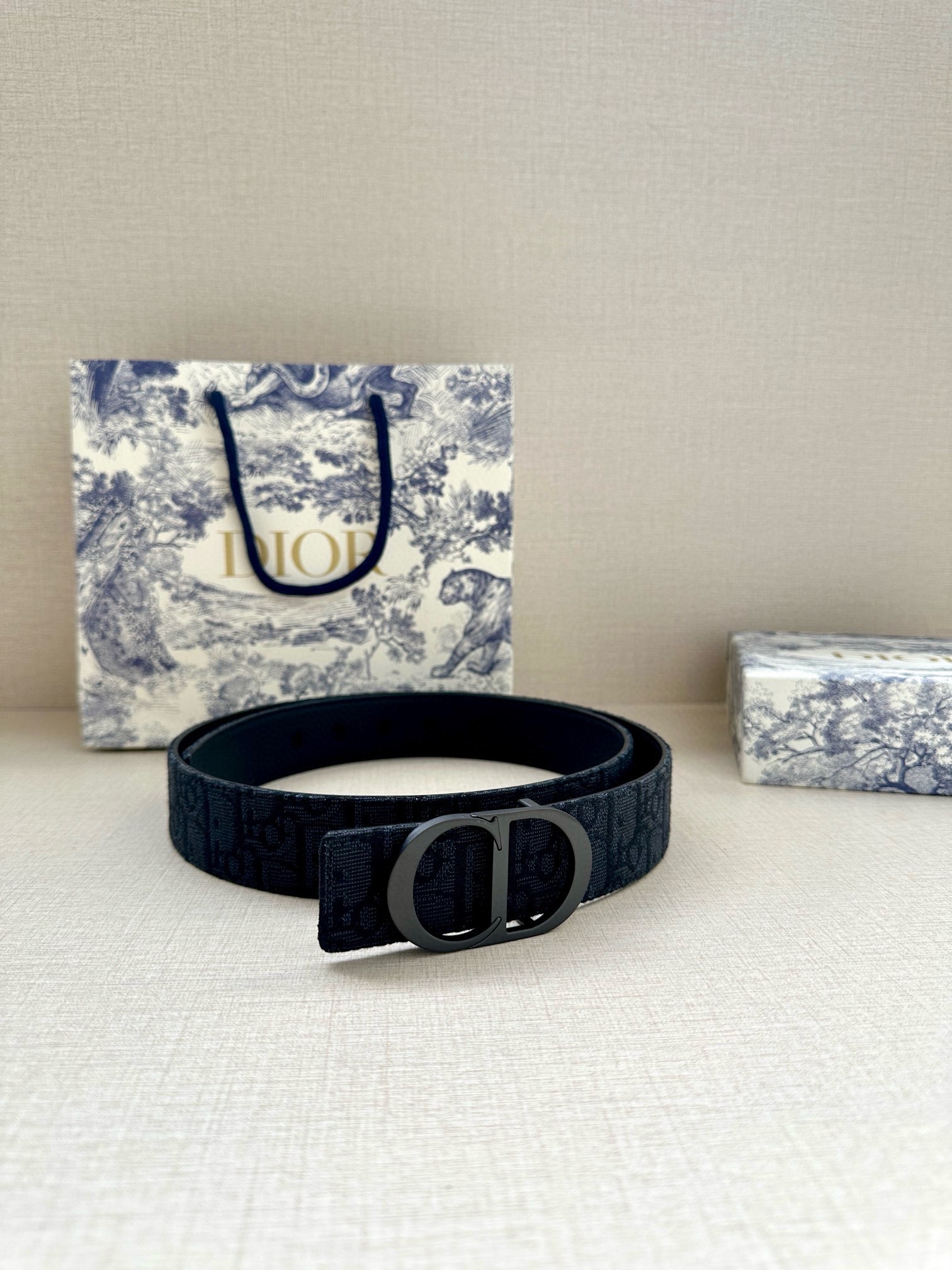  宽度3.5 cm DIOR 迪奥两面腰带款式迷人多样，采用多种材质精心打造，为各式廓形增添点睛之笔，彰