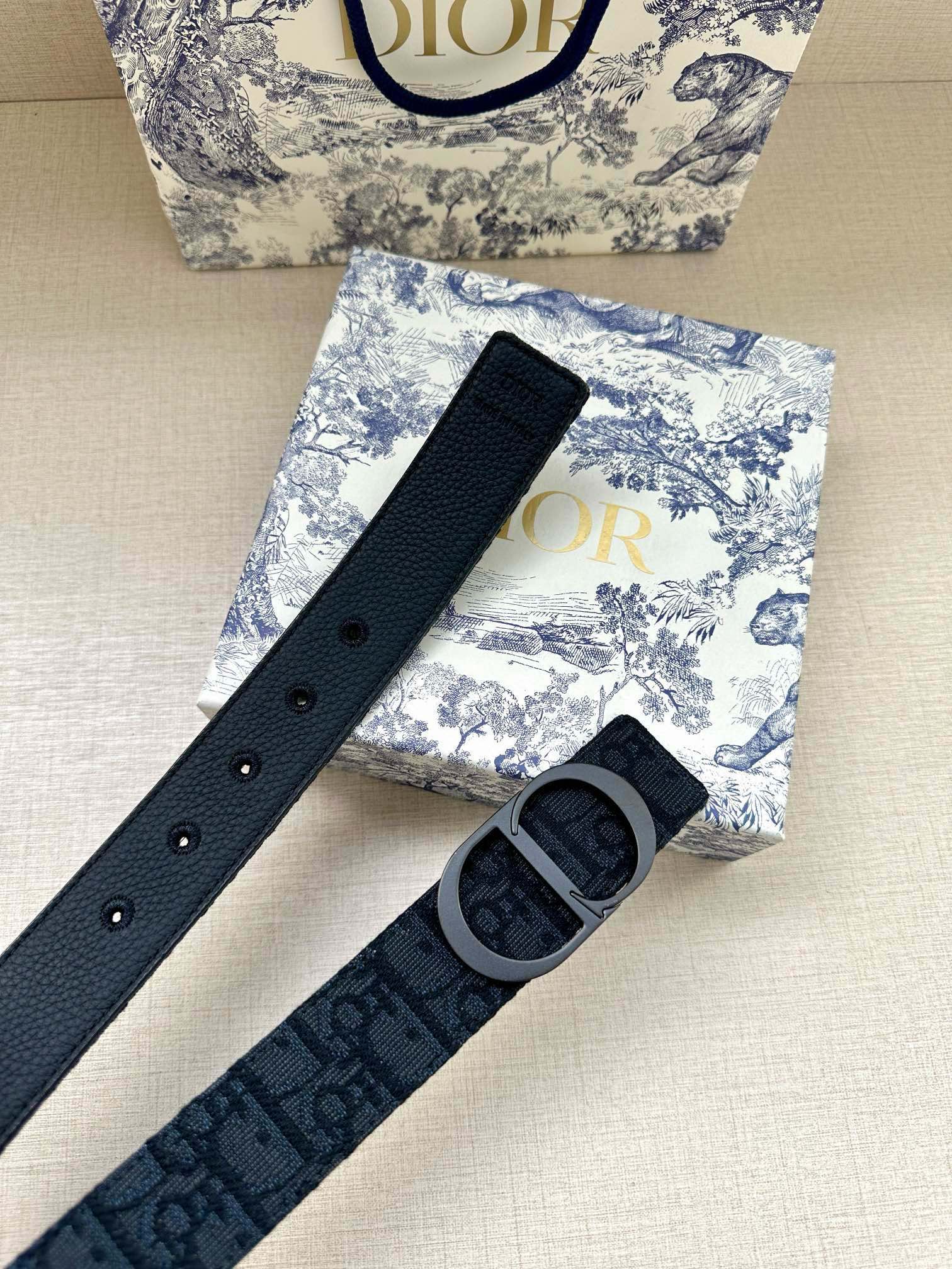  宽度3.5 cm DIOR 迪奥两面腰带款式迷人多样，采用多种材质精心打造，为各式廓形增添点睛之笔，彰